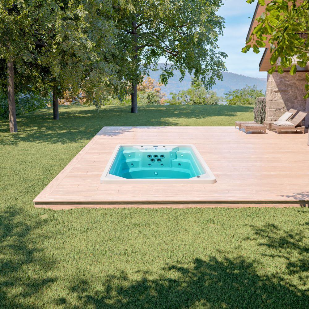 Luxuriöser SwimSpa im Garten auf Holzterrasse, moderner Outdoor-Whirlpool für Wellness