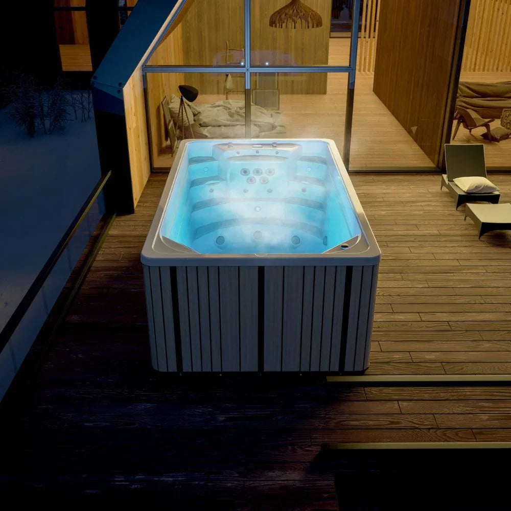 Luxuriöser SwimSpa auf moderner Terrasse, beleuchtet, perfekte Wellness-Atmosphäre Outdoor