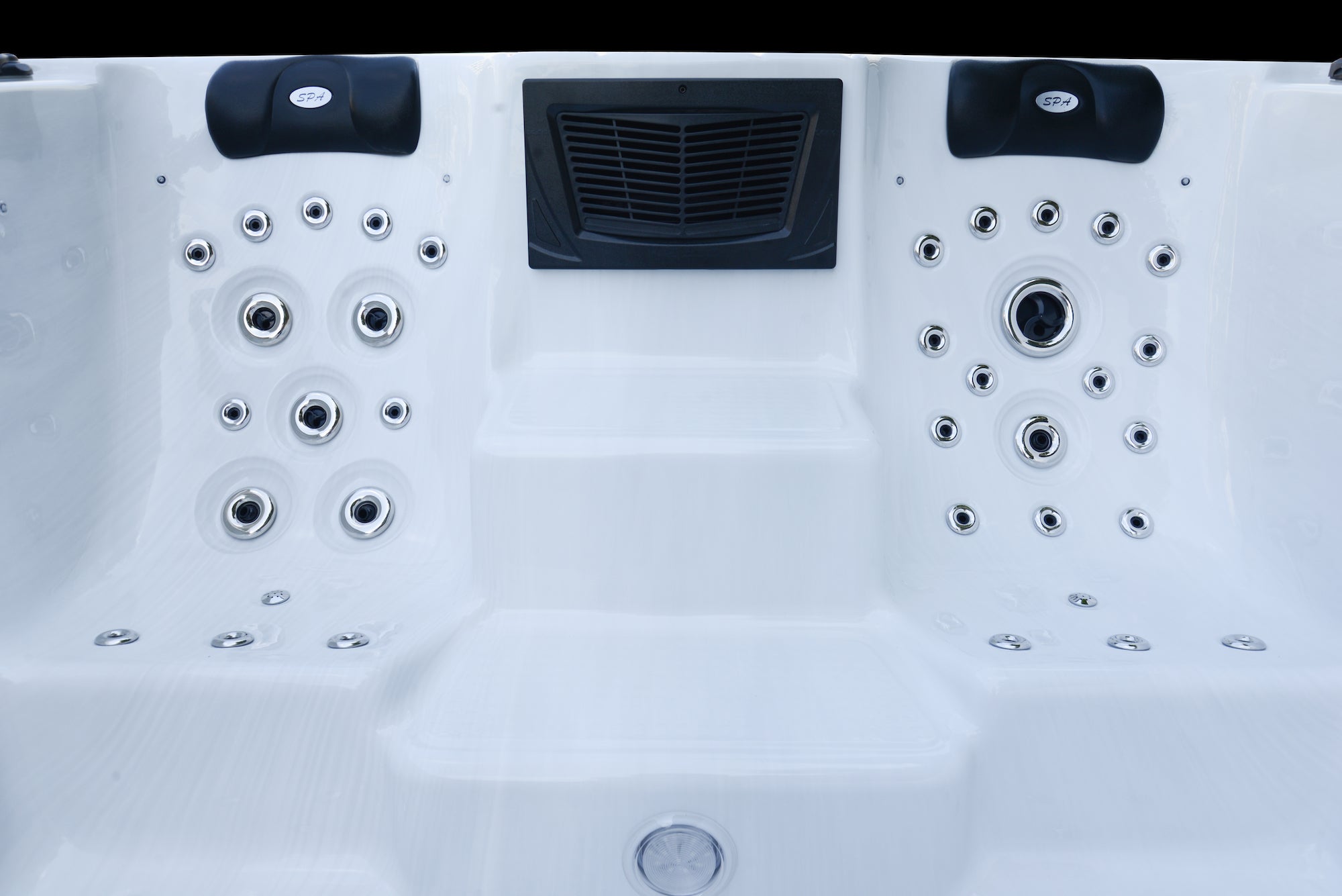 Swim Spa New Wave Elite Pro 590 mit bequemen Liegen, zahlreichen Massagedüsen und hochwertiger Ausstattung in weißem Design.