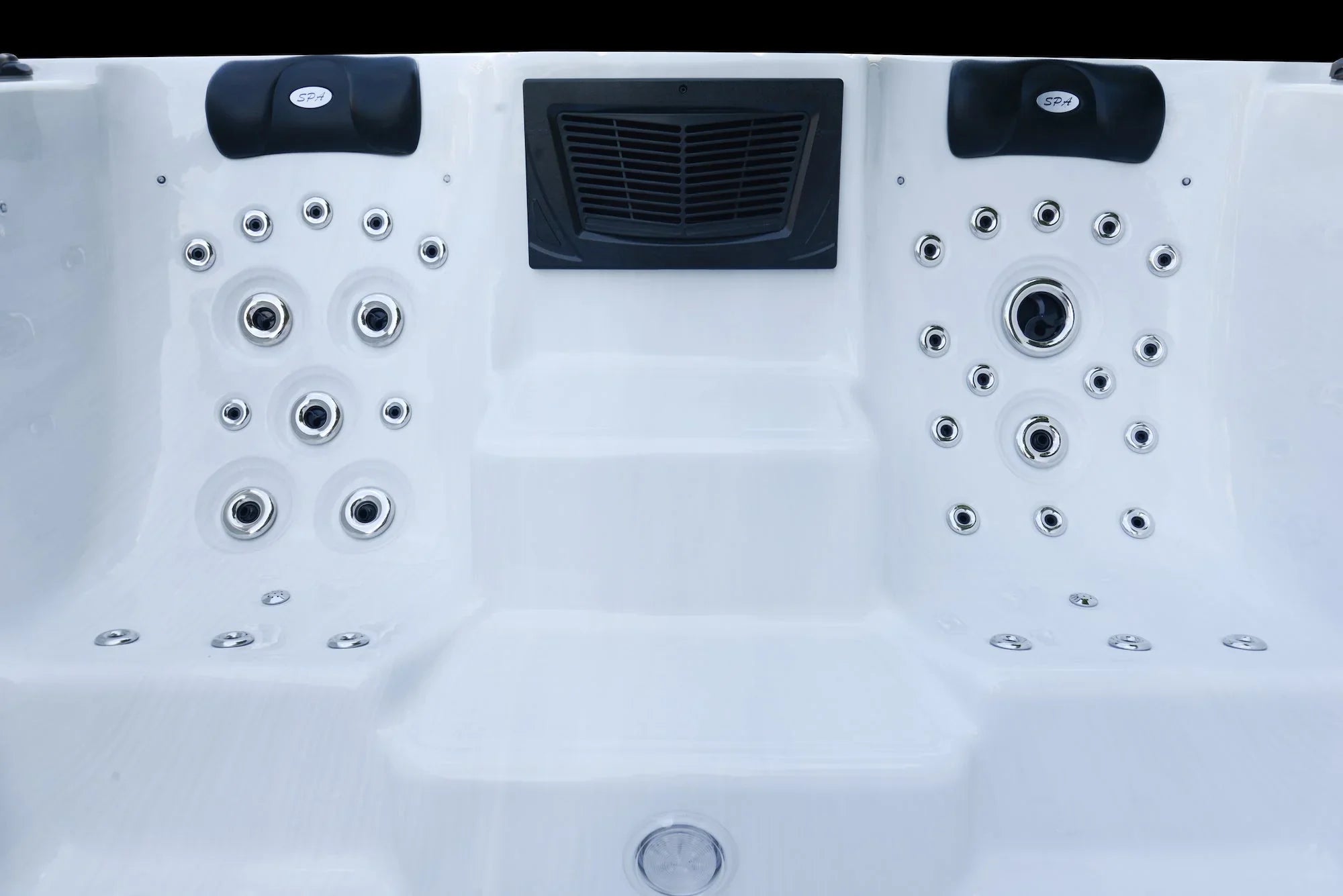 SwimSpa Modell mit weißen Acrylflächen, modernen Massagedüsen und Kopfstützen, ideal für Wellness im Außenbereich