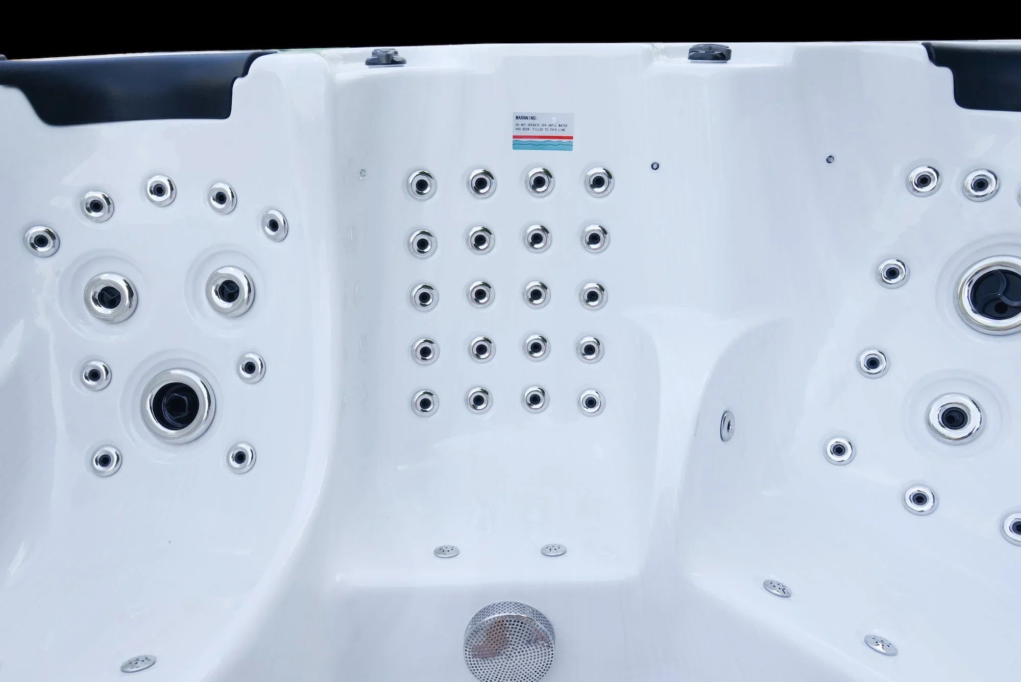 SwimSpa Modell mit vielen Massagedüsen, weißes Acryl, Premium-Design für Outdoor Wellness