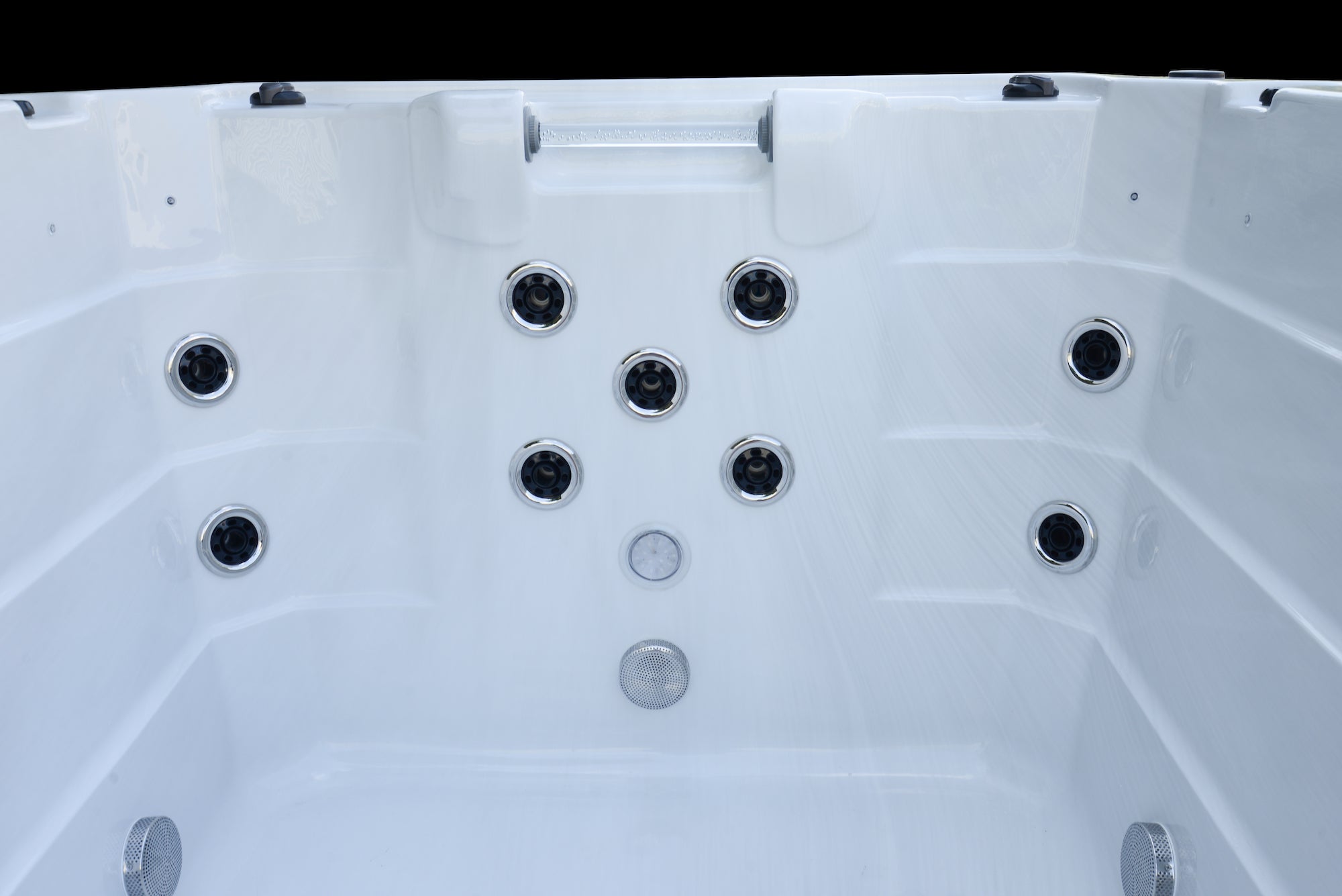 Innenansicht der Massagedüsen im New Wave Elite Pro 590 Swim Spa, weißer Outdoor Whirlpool für Wellness und Entspannung.