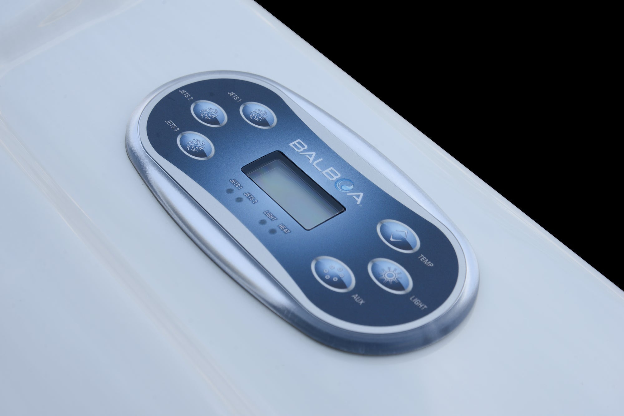 Bedienfeld des New Wave Elite Pro 590 Swim Spa mit klarer Anzeige und ergonomischen Tasten für einfache Steuerung.