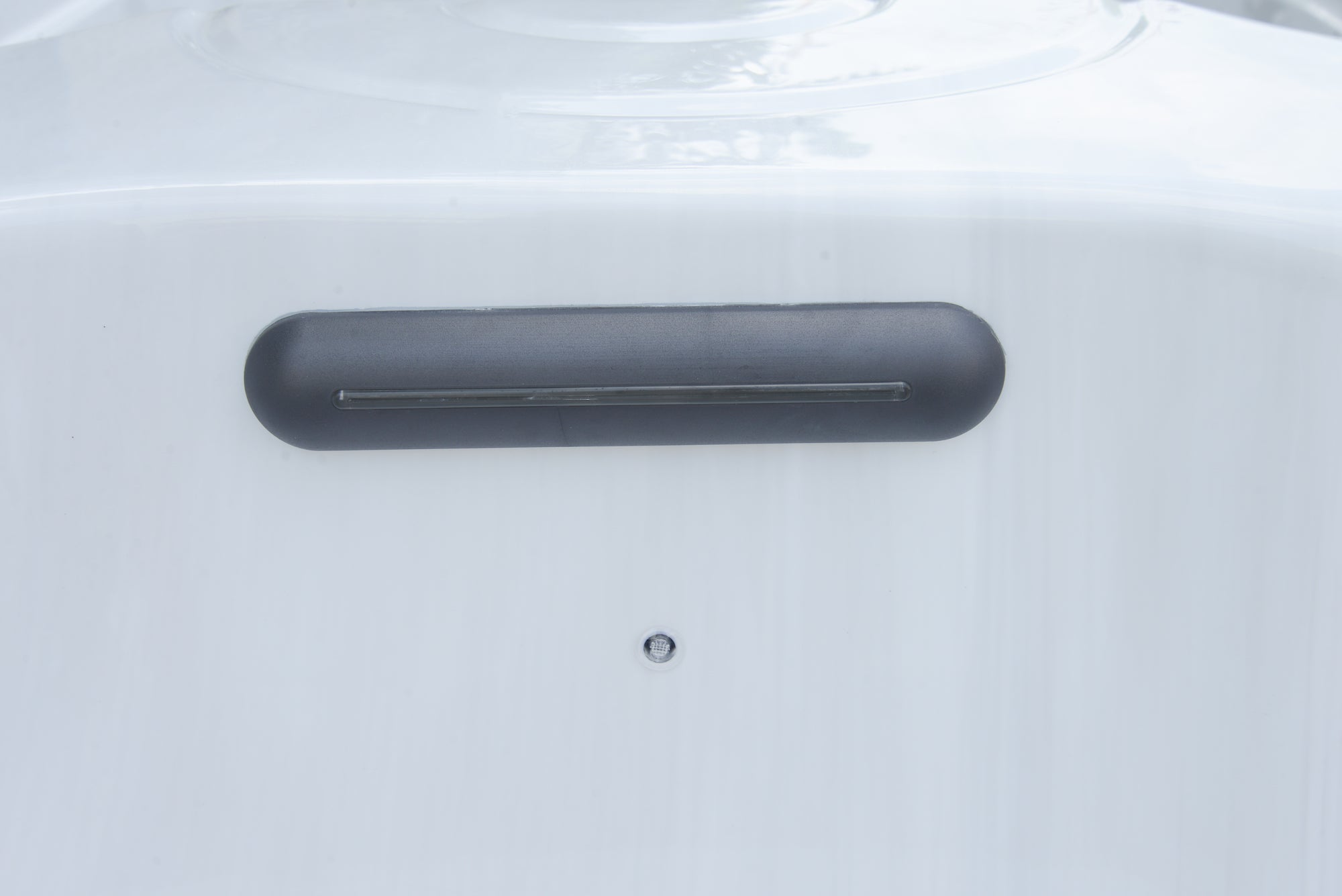 Swim Spa New Wave Elite Pro 590 Detailaufnahme des Innenbeckens mit Hydrotherapie-Massagedüsen und LED-Beleuchtung.