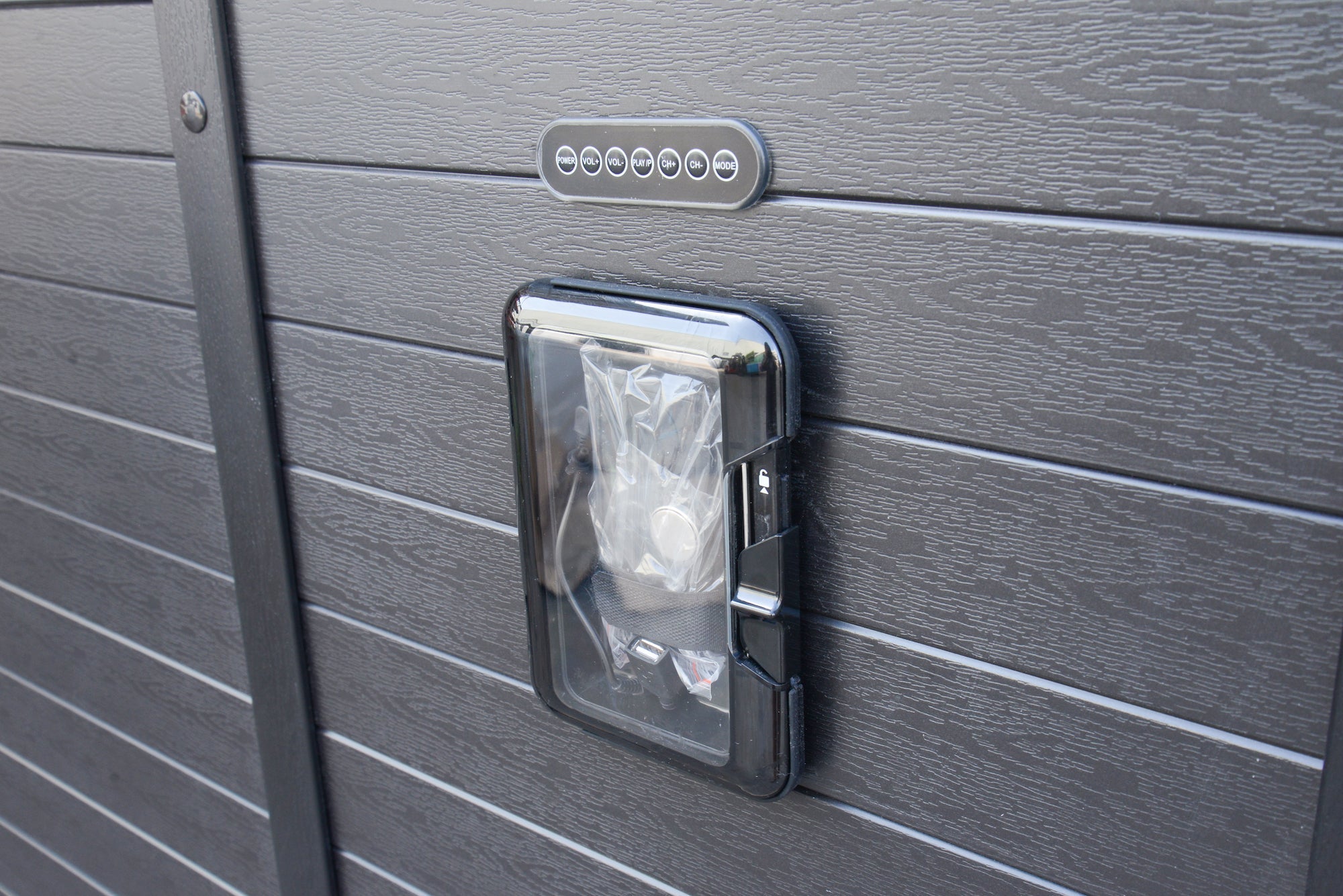 Swim Spa New Wave Elite Pro 590 Bedienfeld und Sicherheits-Schloss am robusten Außenpanel in dunklem Grau.