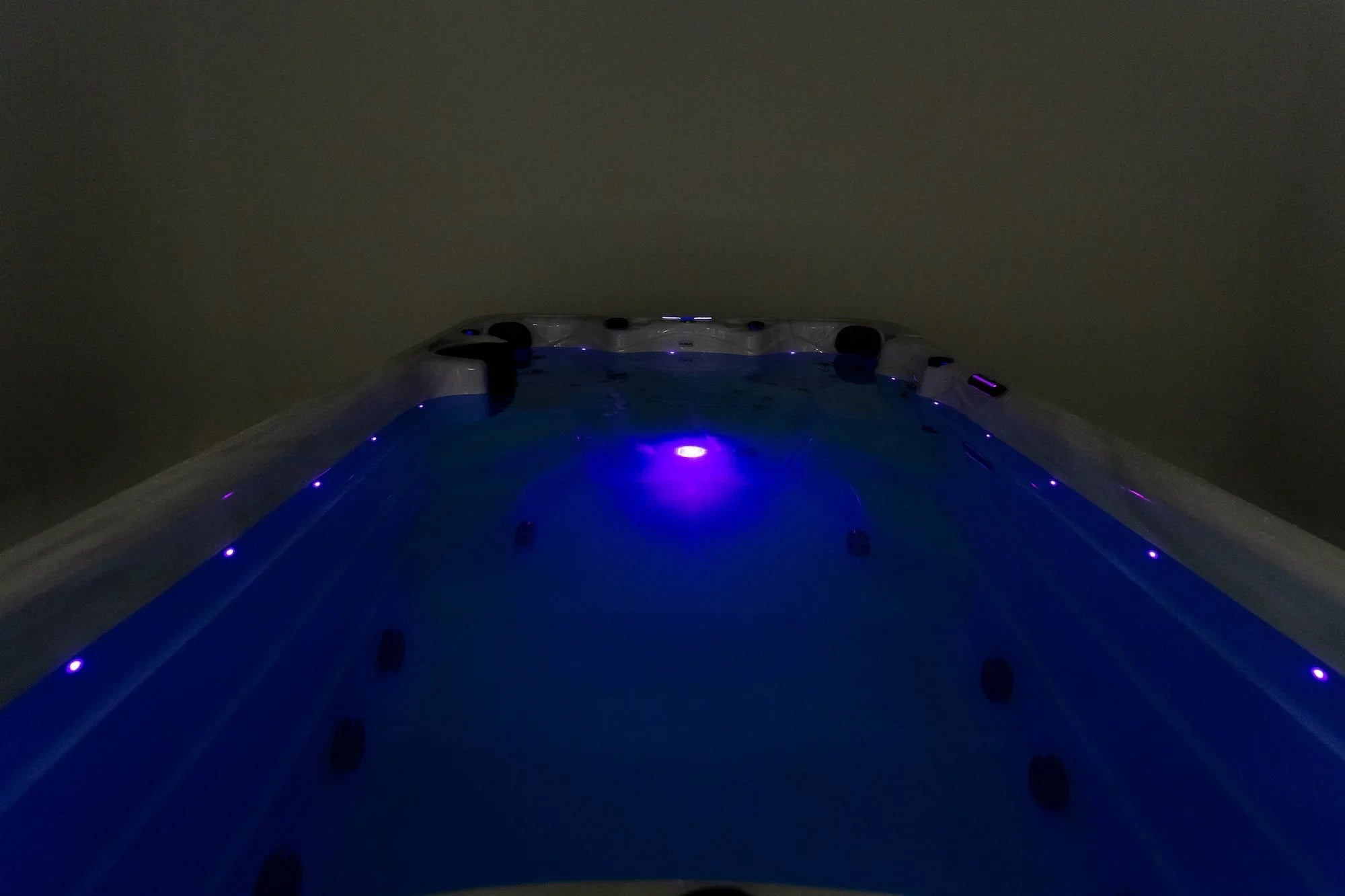 SwimSpa mit LED-Beleuchtung, luxuriöses Design für Garten oder Terrasse, Wellness-Oase