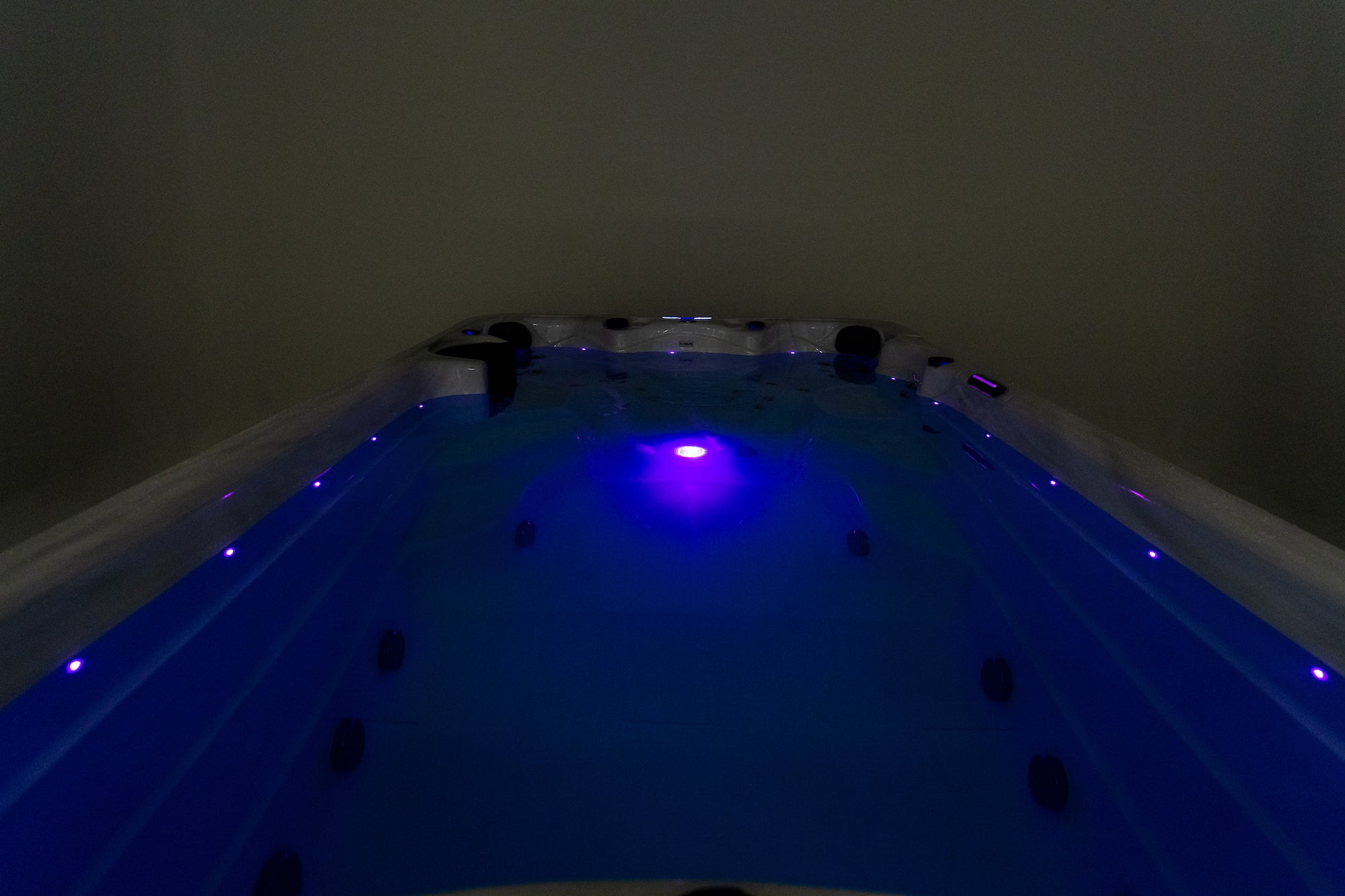 Swim Spa New Wave Hydro XL 430 mit blauer LED-Beleuchtung und Gegenstromanlage für Wellness und Entspannung im Outdoor Whirlpool.