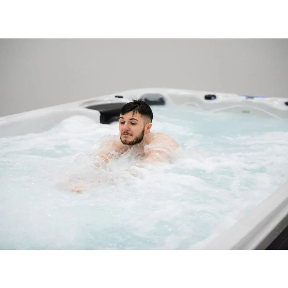 Mann entspannt im hochwertigen SwimSpa mit starker Whirlpool-Funktion, modernes Design