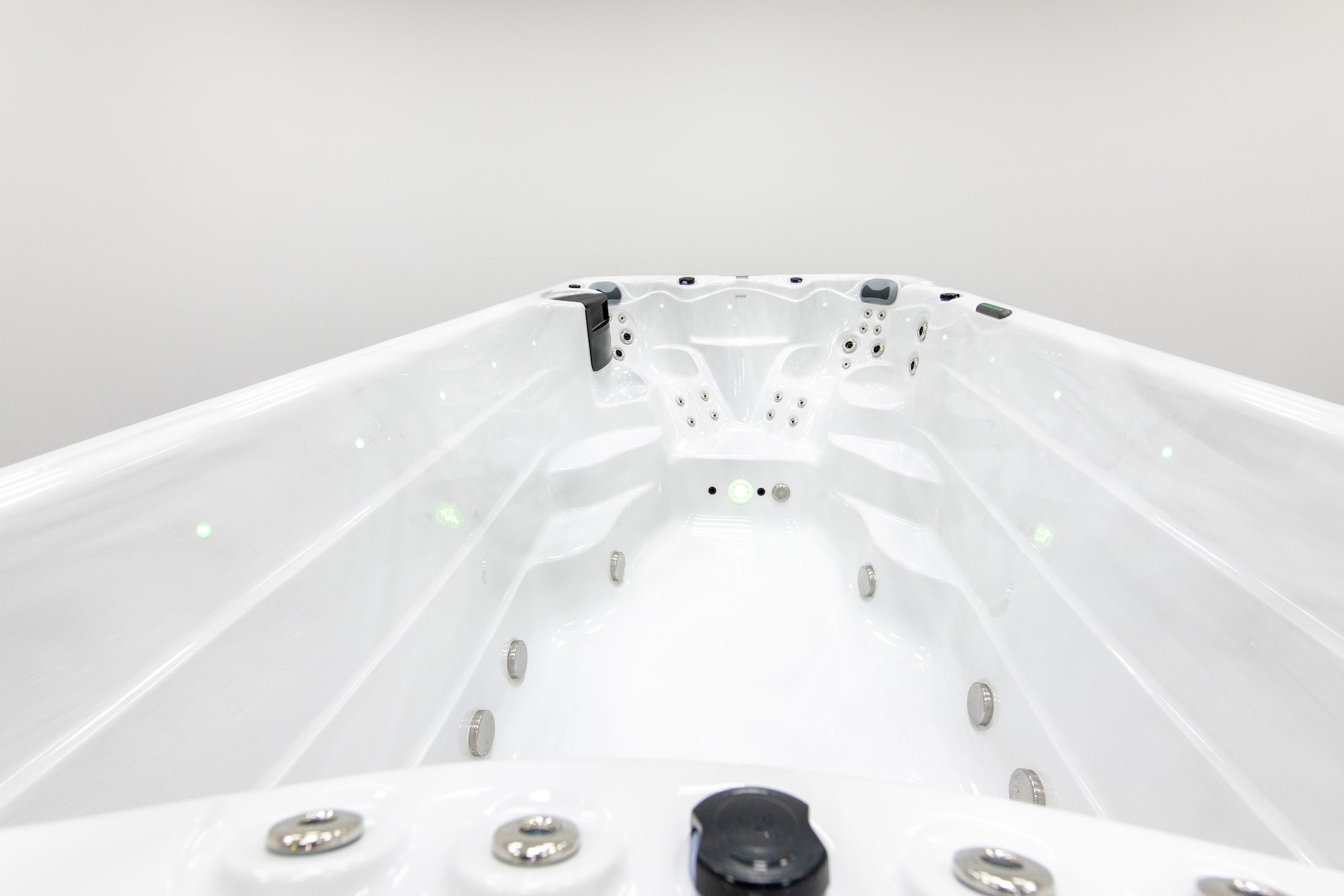 New Wave Hydro XL 430 Swim Spa in Weiß mit LED-Beleuchtung, Massagedüsen und Gegenstromanlage für Wellness und Entspannung.