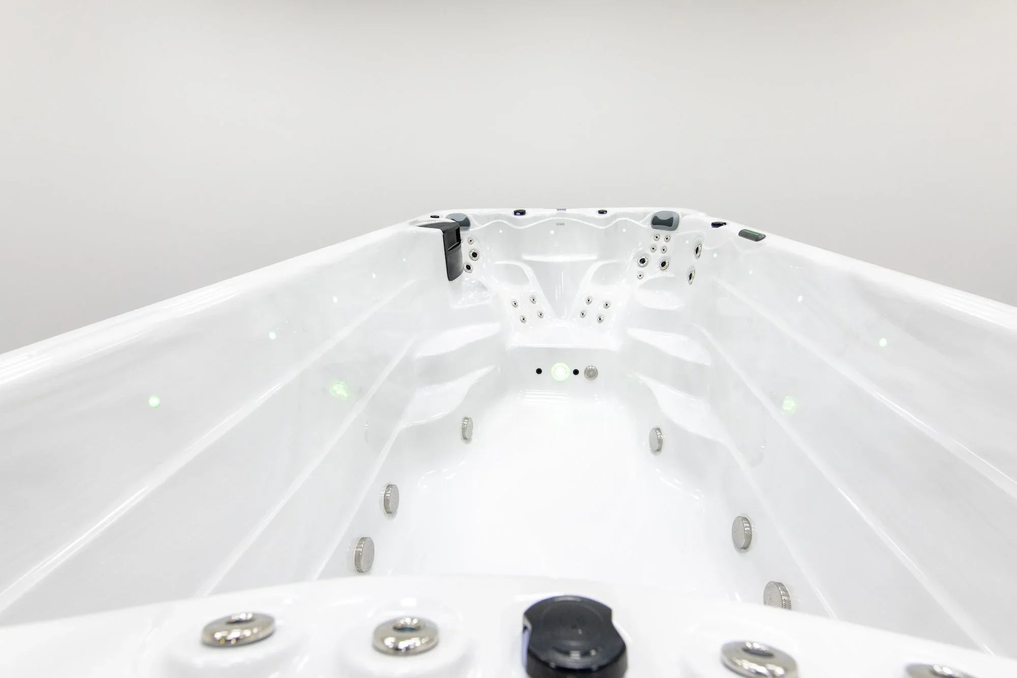 Moderner weißer SwimSpa mit Massagedüsen und LED-Beleuchtung, elegantes Outdoor-Design