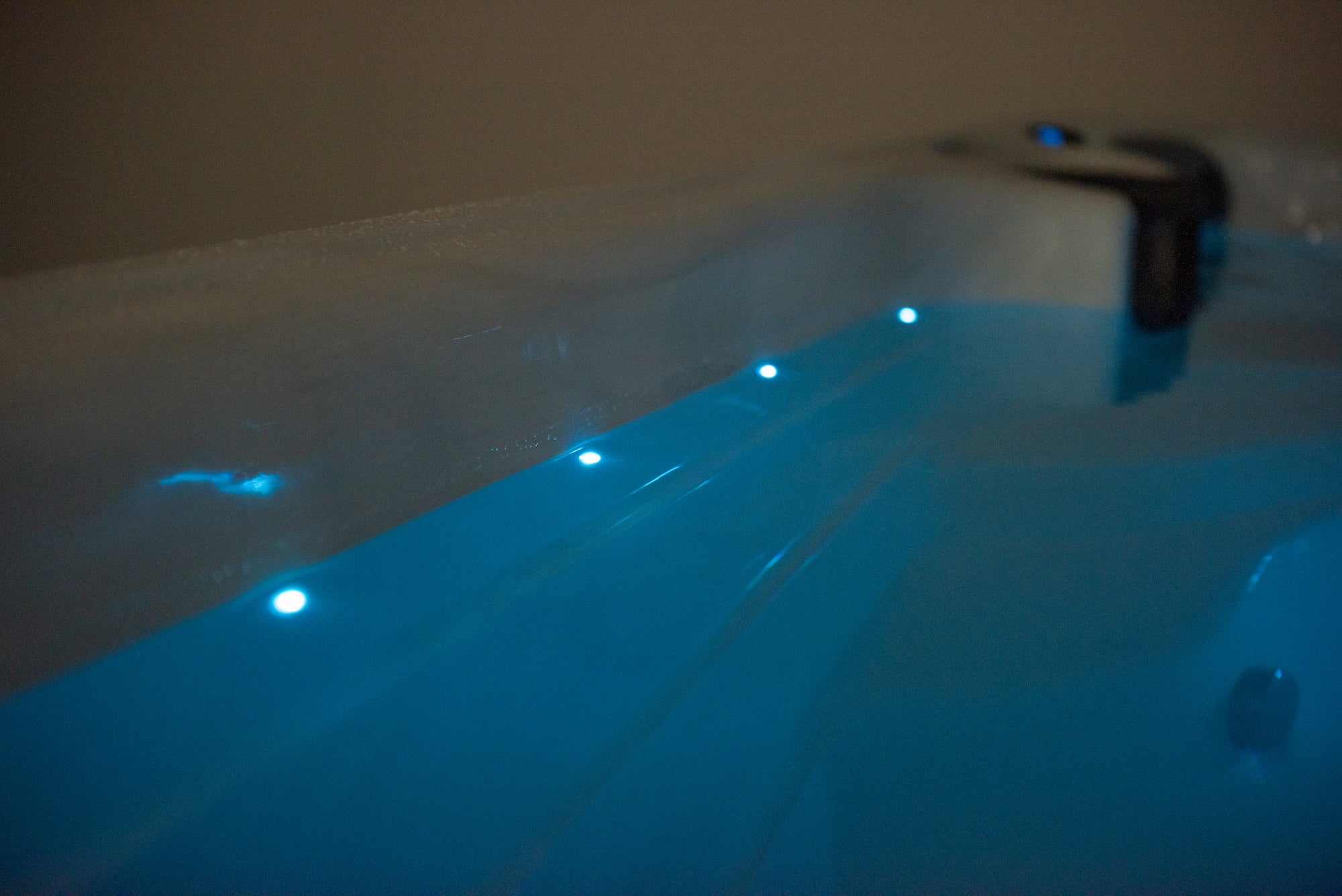 New Wave Hydro XL 430 Swim Spa mit LED-Beleuchtung, Wasseroberfläche und sanftem Licht im Outdoor Whirlpool für Garten Wellness.