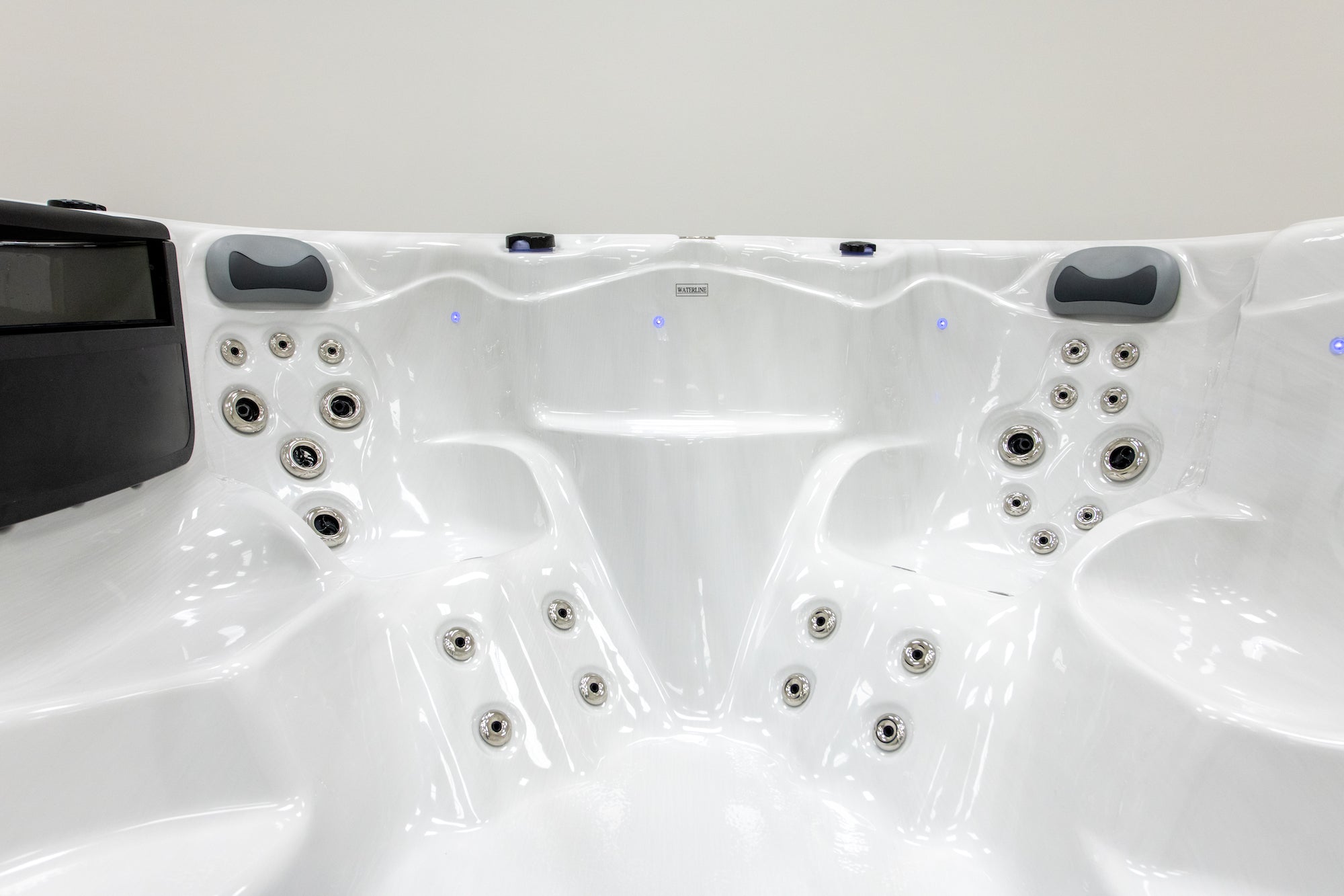 Swim Spa New Wave Hydro XL 430 mit Massagedüsen, ergonomischen Sitzen, LED-Beleuchtung und moderner Gegenstromanlage.