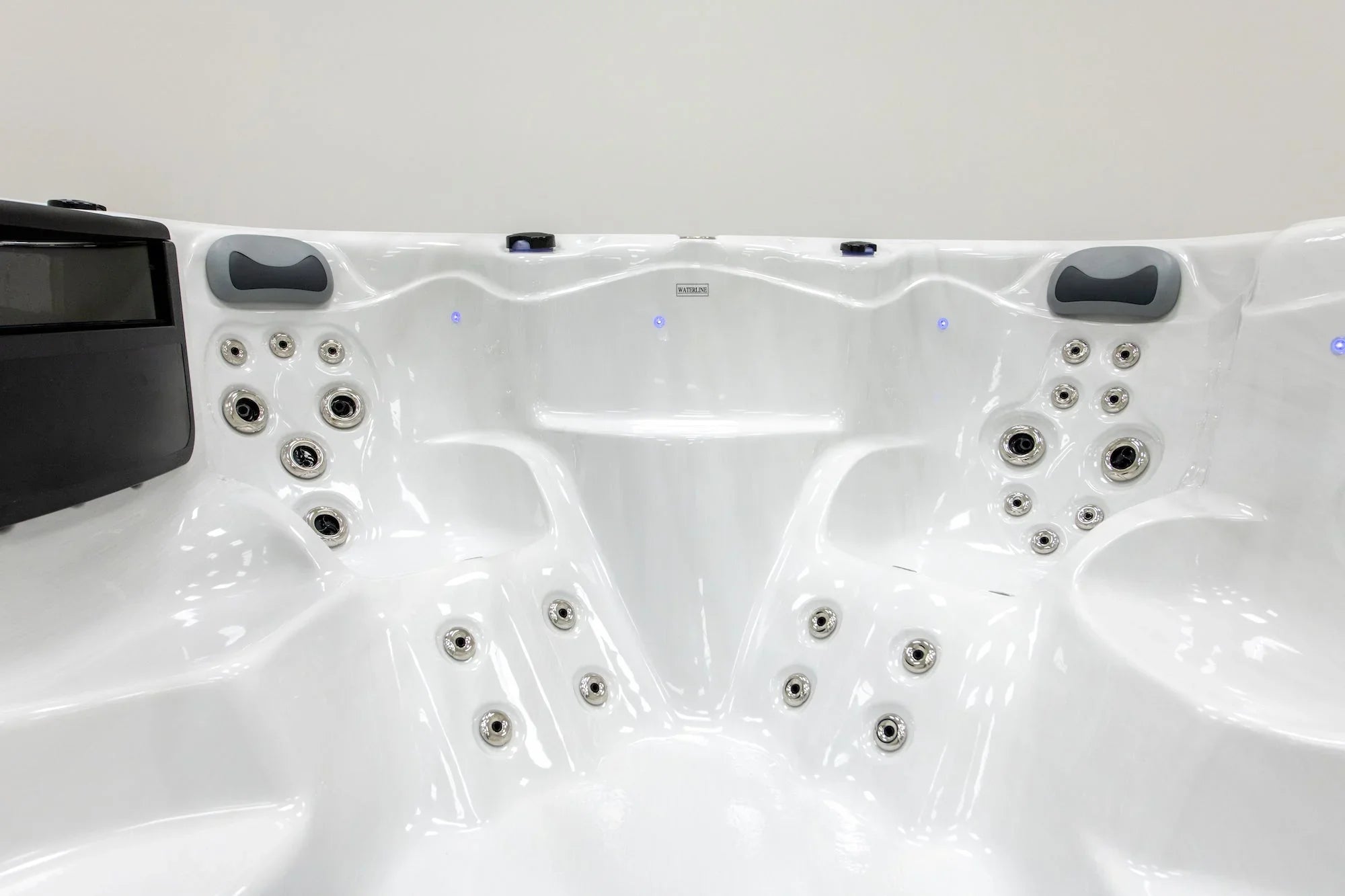 SwimSpa mit weißem Acryl, Massagedüsen, ergonomische Sitze, Outdoor Wellness-Design