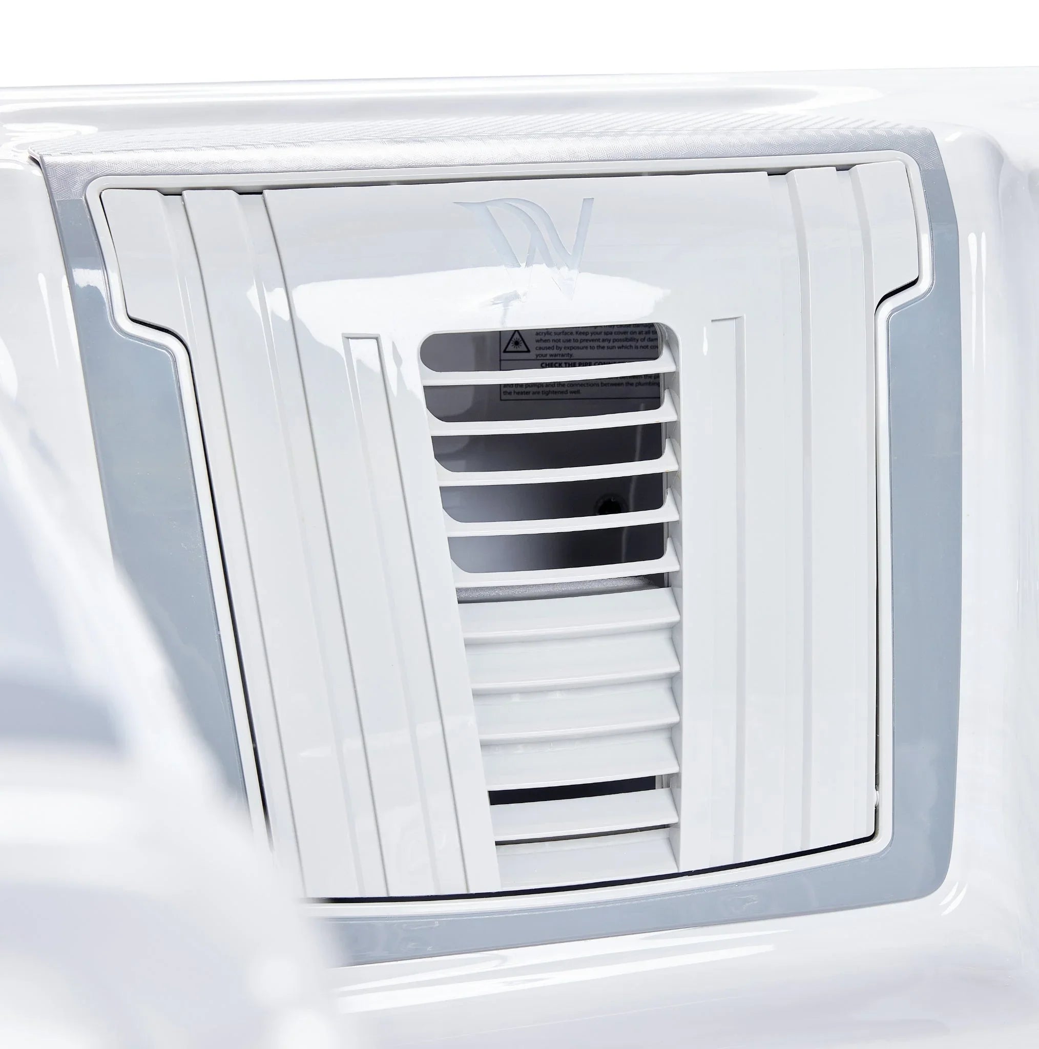 Detail des weißen Wellis Whirlpools Atlas Life, modernes Design für Outdoor Wellness