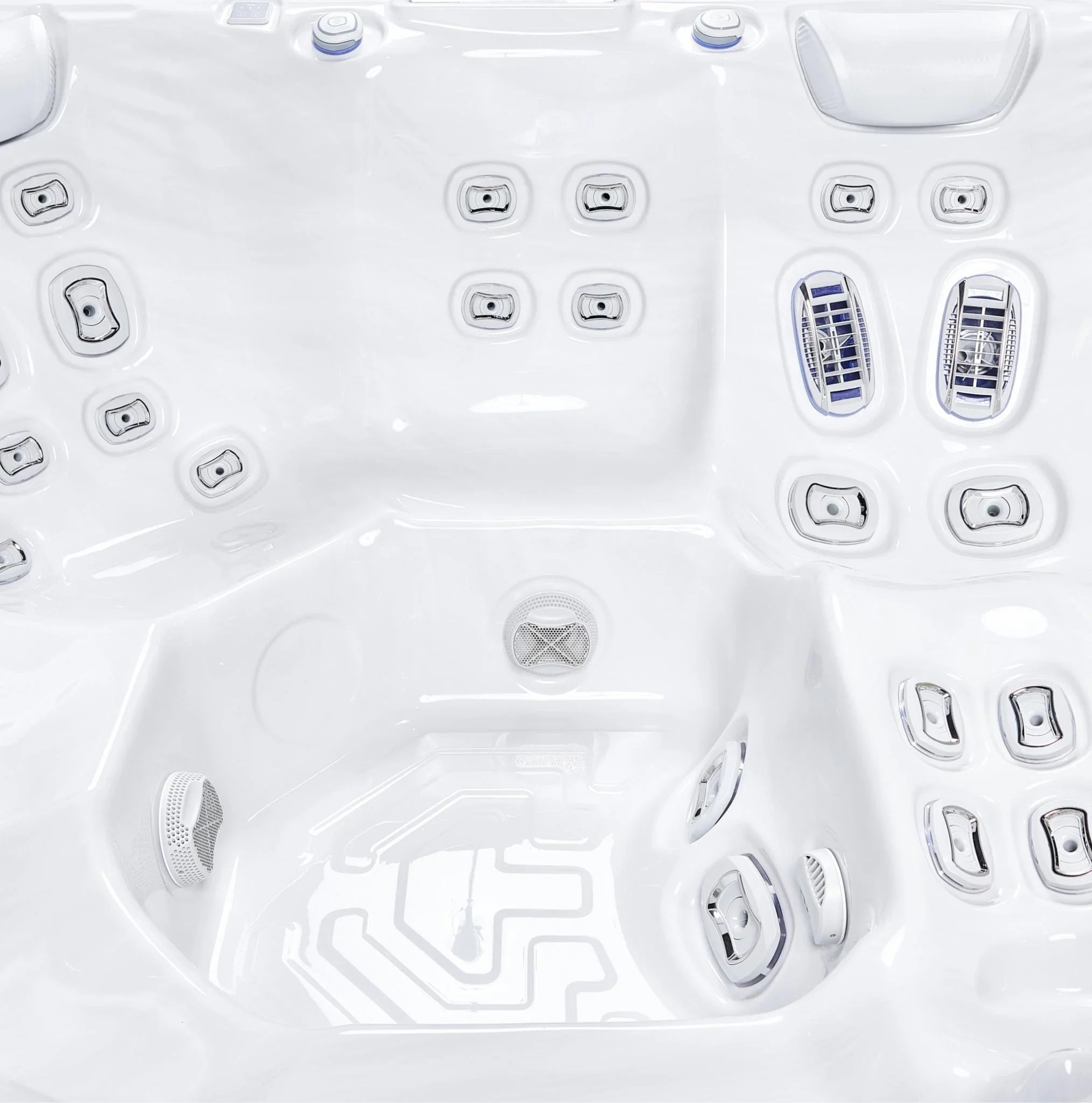 Wellis Outdoor Whirlpool Innenansicht, weißes Acryl, zahlreiche Massagedüsen, modernes Spa-Design