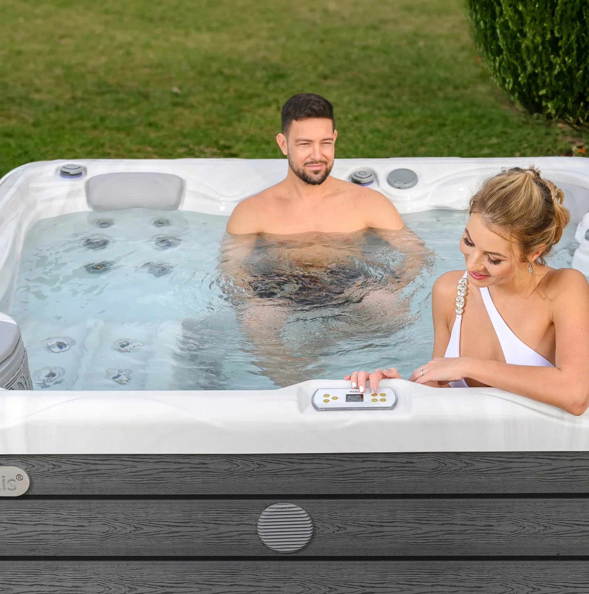 Luxuriöser Wellis Whirlpool im Garten, entspannte Wellness-Atmosphäre, modernes Design