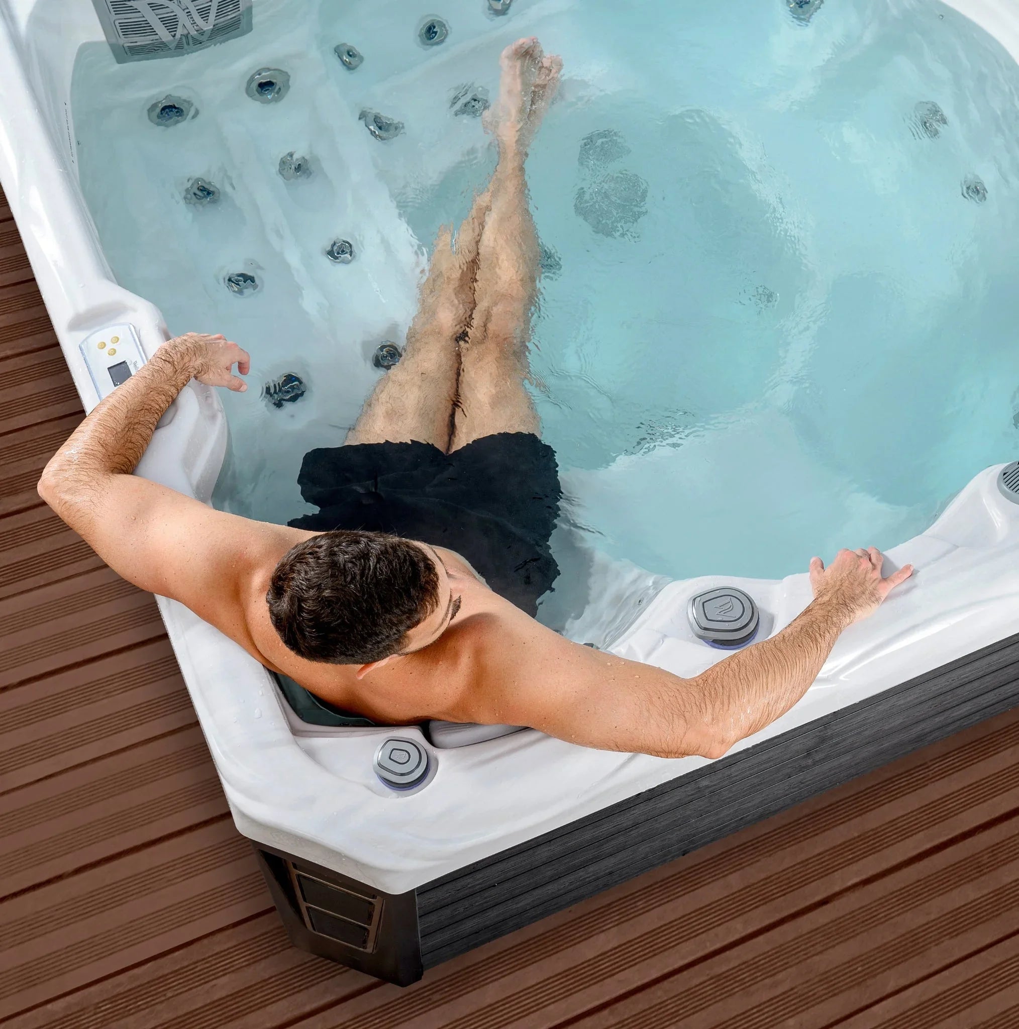Luxuriöse Wellness-Atmosphäre: Mann entspannt im Wellis Outdoor Whirlpool auf Terrasse