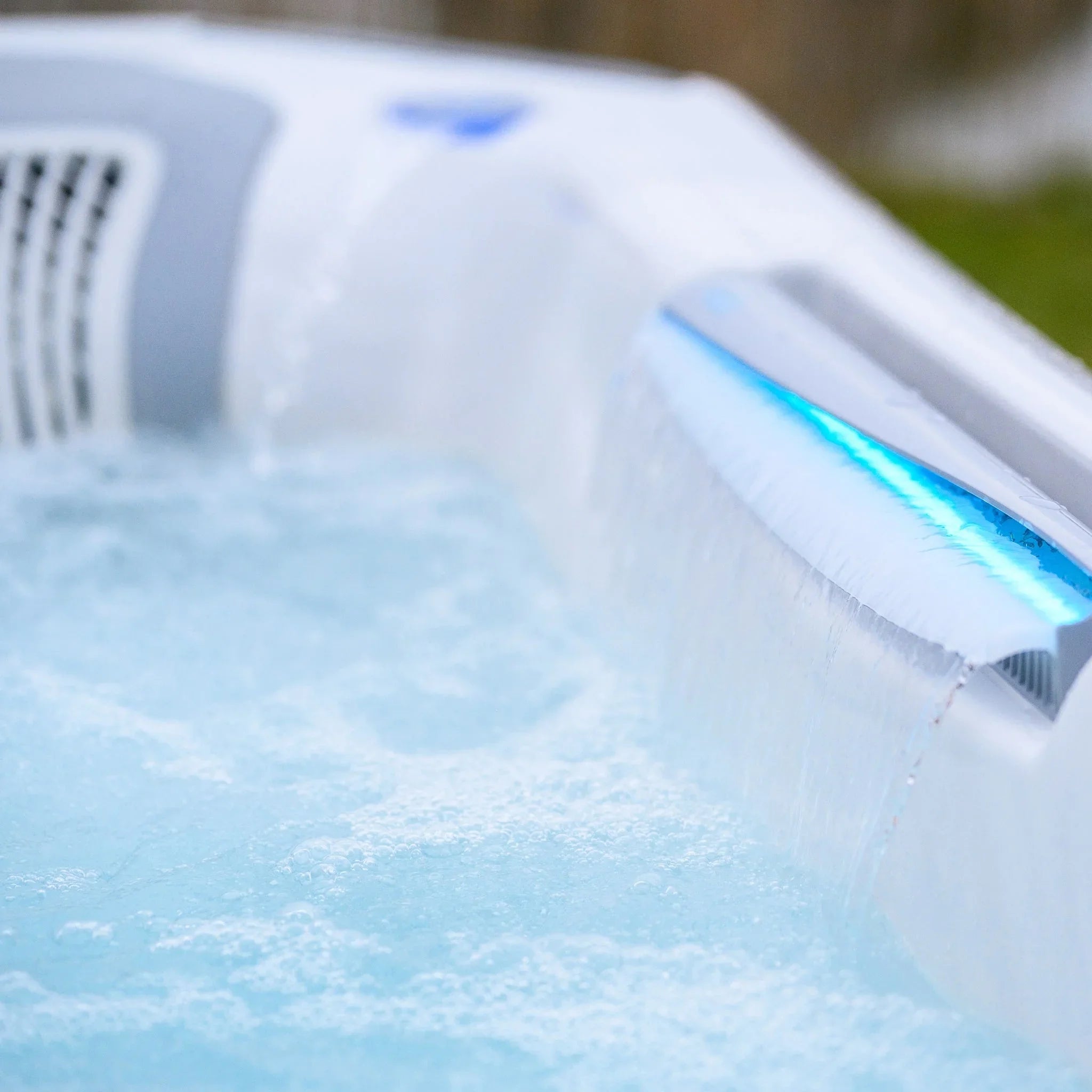 Luxuriöser Wellis Outdoor Whirlpool mit LED-Wasserfall, modernes Design für Garten oder Terrasse