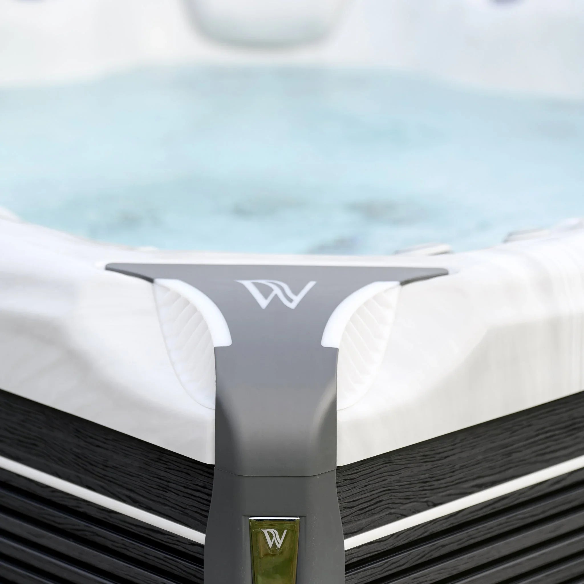 Detailaufnahme moderner Wellis Outdoor Whirlpool mit elegantem Design für Garten oder Terrasse