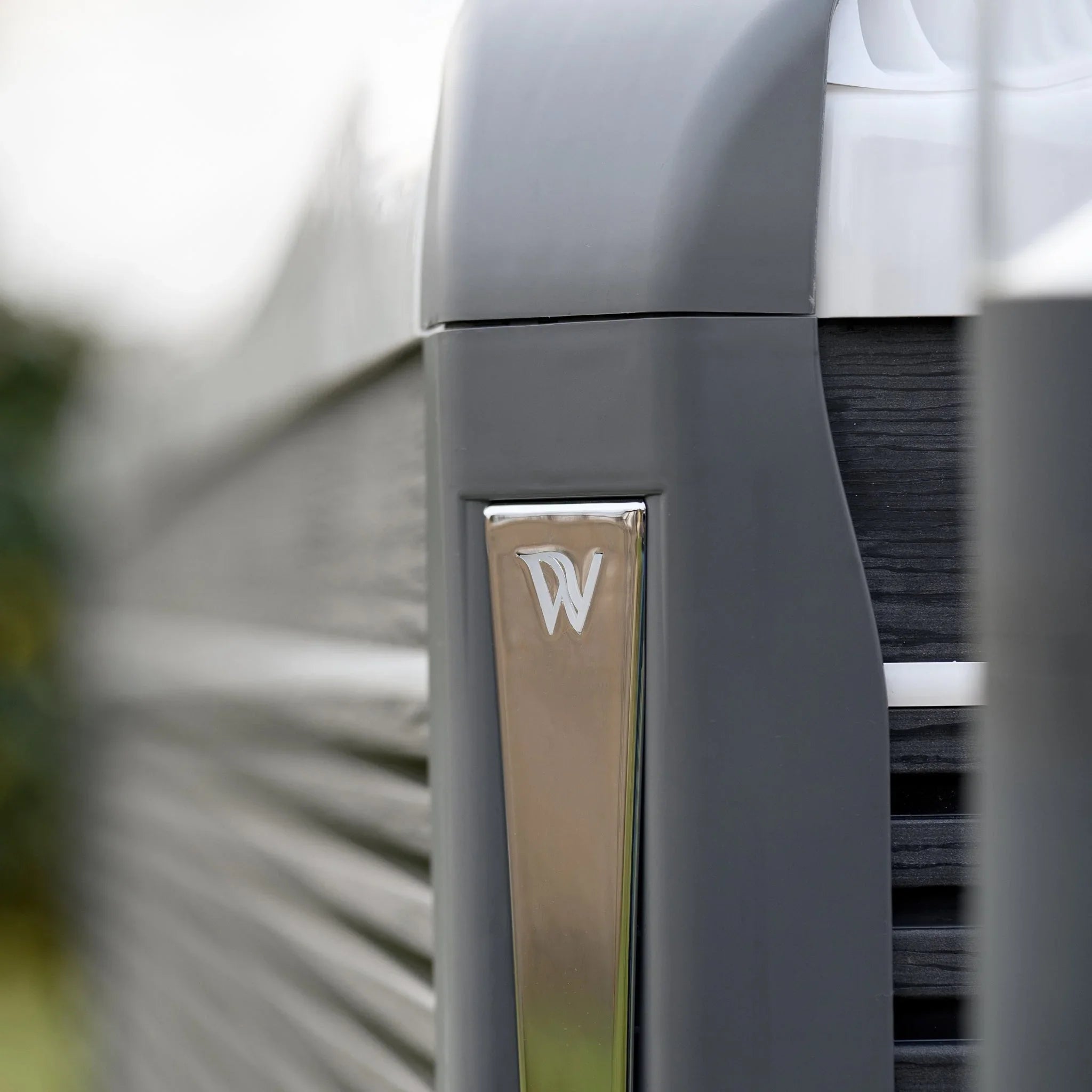 Detailansicht moderner Whirlpool für Garten, stilvolles Design mit grauer Verkleidung