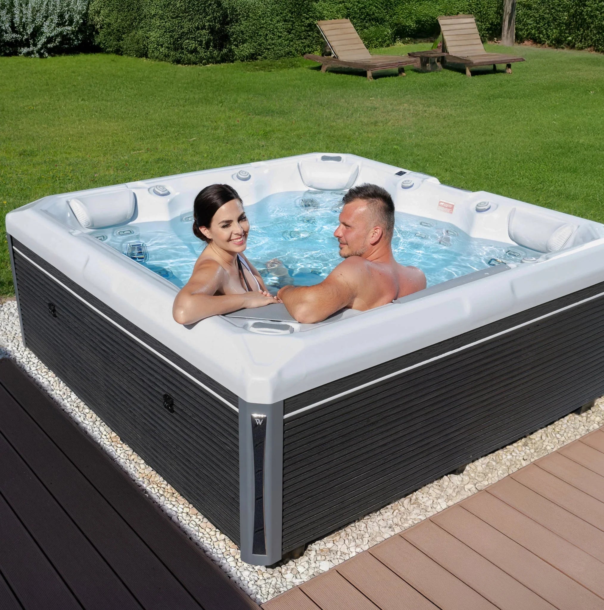 Luxuriöser Wellis Whirlpool im Garten, Paare genießen Wellness-Atmosphäre auf Terrasse