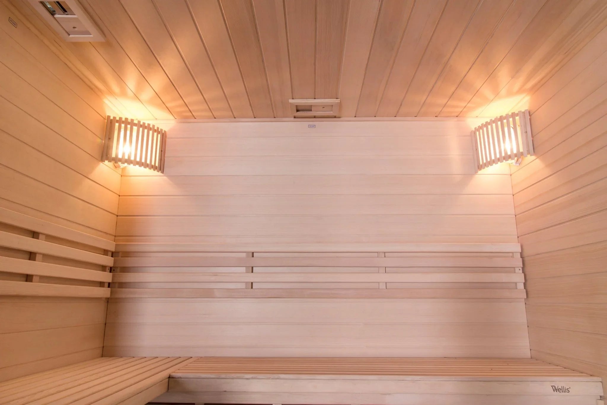 Wellis finnische Sauna aus hellem Holz für 4 Personen, modernes Wellness-Design, Innenansicht