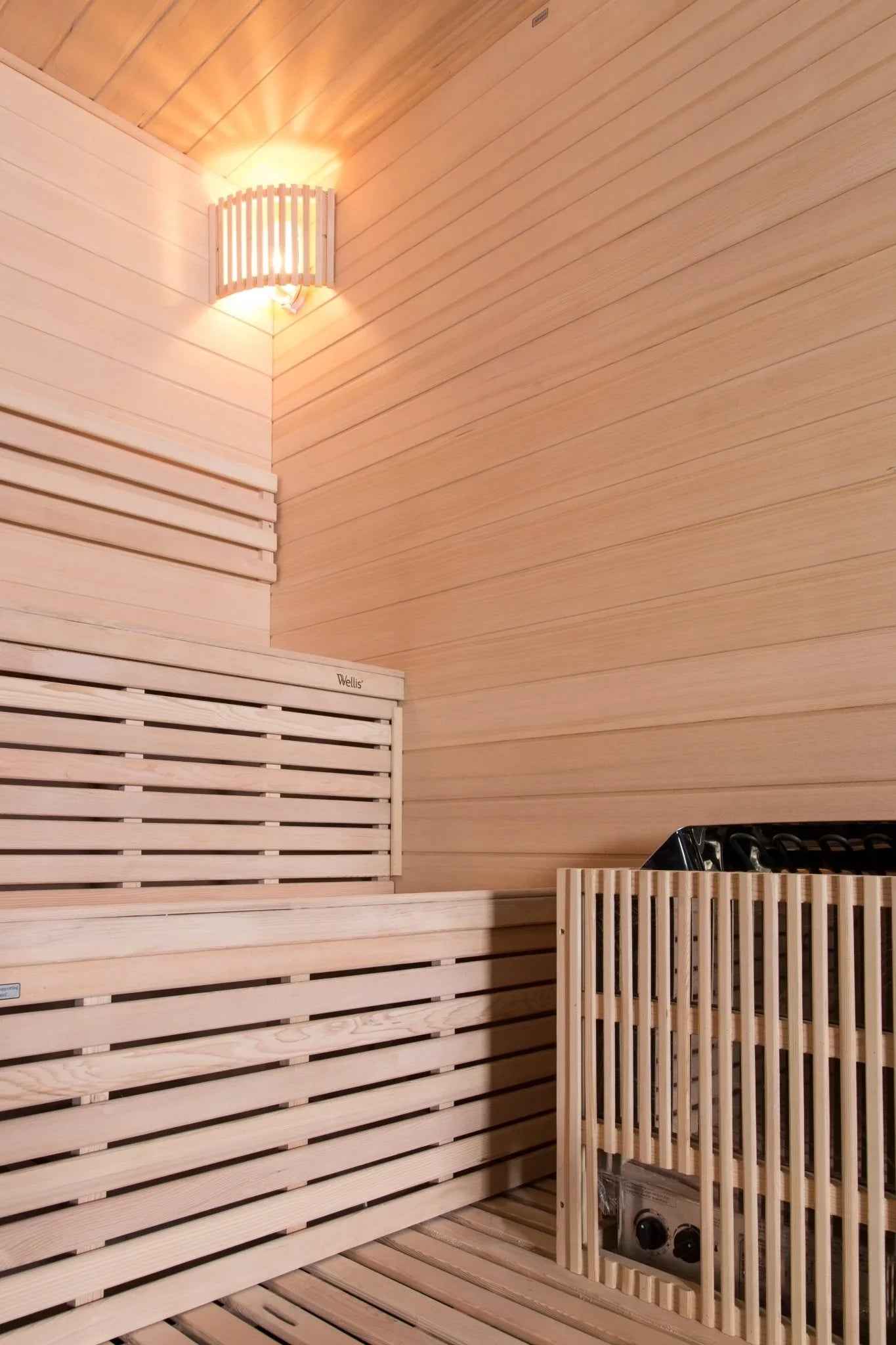 Wellis finnische Sauna für 4 Personen mit Holzdesign und Saunaofen, ideal für Wellness im Garten