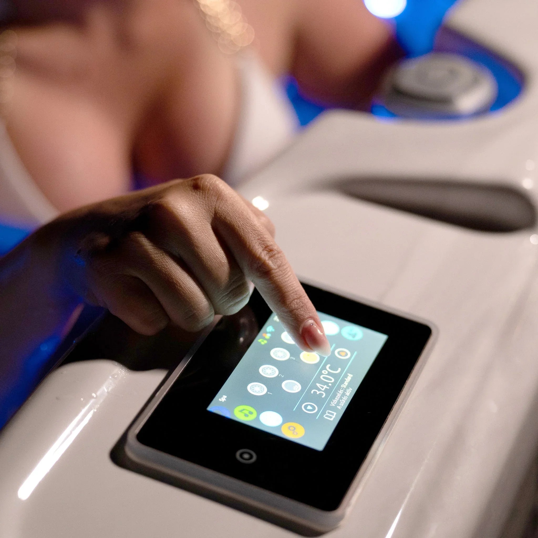 Frau steuert luxuriösen Wellis Whirlpool über Touchdisplay, entspannte Wellness-Atmosphäre Outdoor