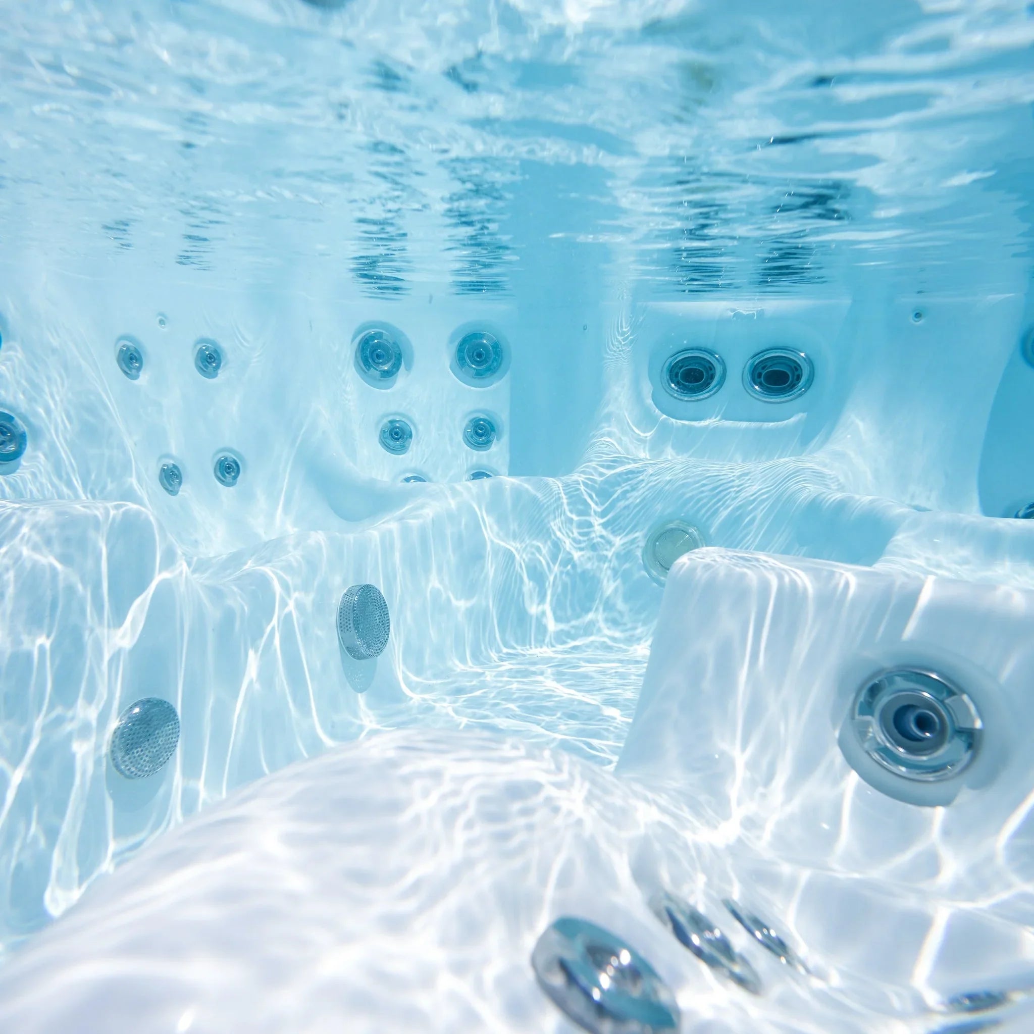 Detailaufnahme Wellis Whirlpool Massagedüsen unter Wasser, hochwertiges Whirlpool-Design