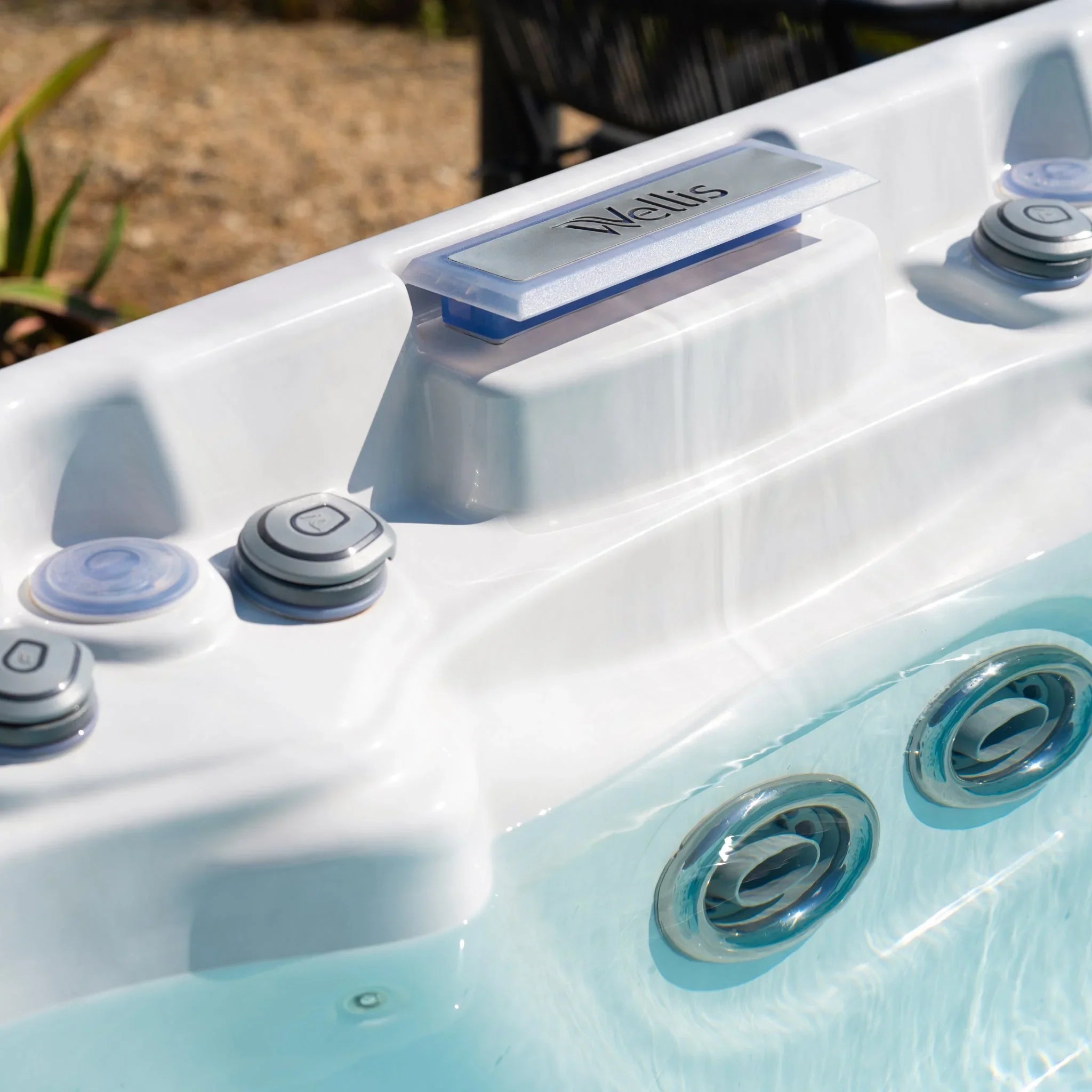 Detailansicht Wellis Whirlpool Outdoor Modell mit Chromdüsen und luxuriösem Design für Garten