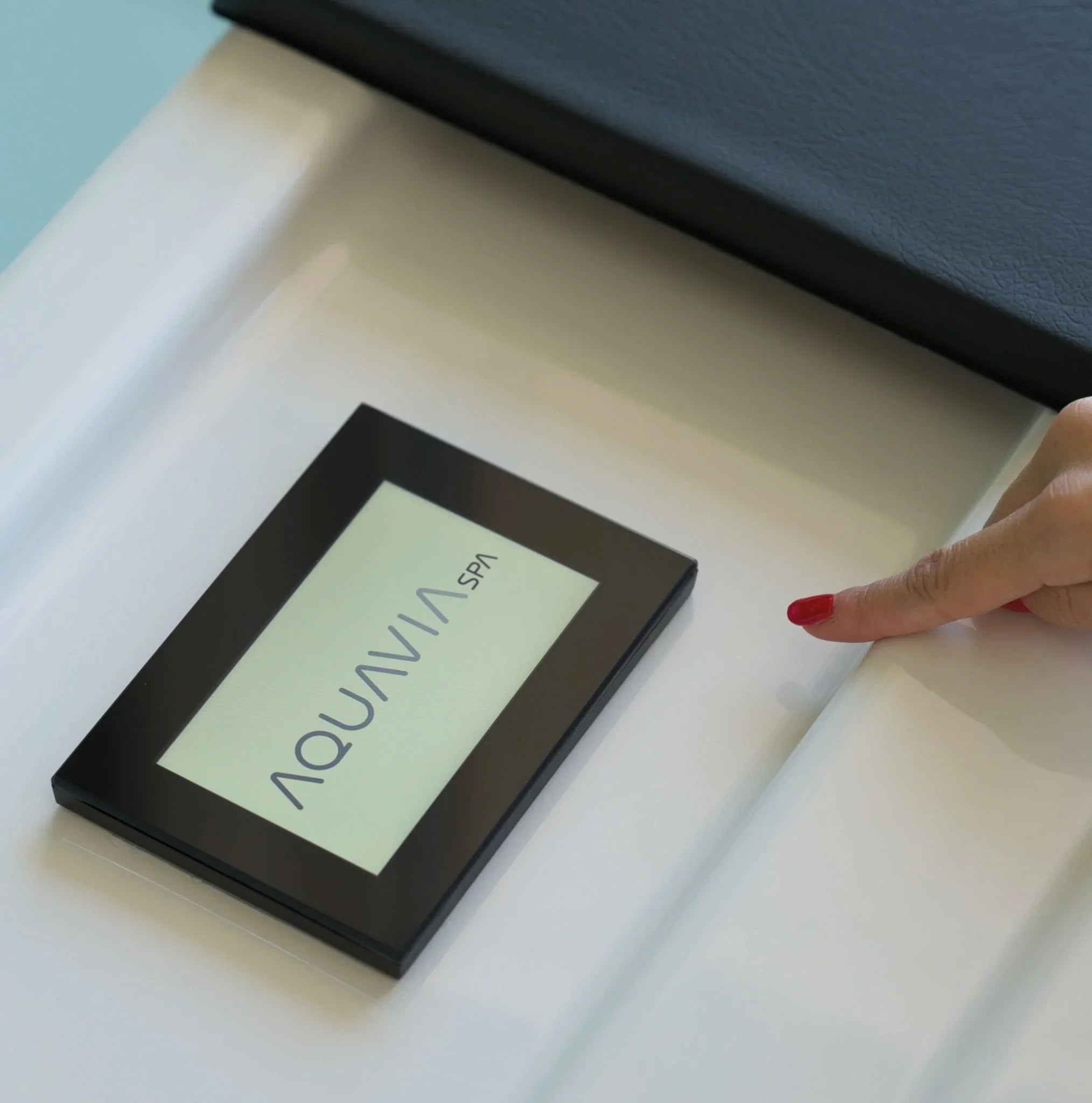 Modernes Whirlpool-Bedienfeld Aquavia Spa mit Touchscreen, elegantes Design, Outdoor-Spa