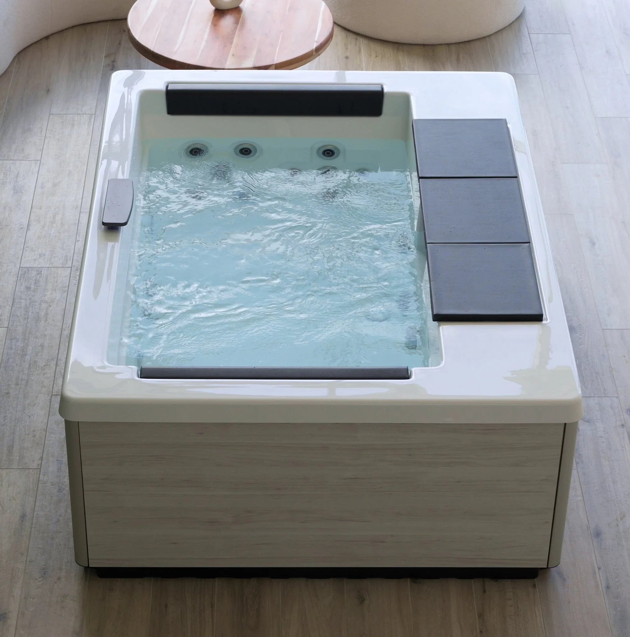 Moderner Whirlpool mit klarer Linienführung und hochwertigen Materialien im eleganten Wellnessbereich