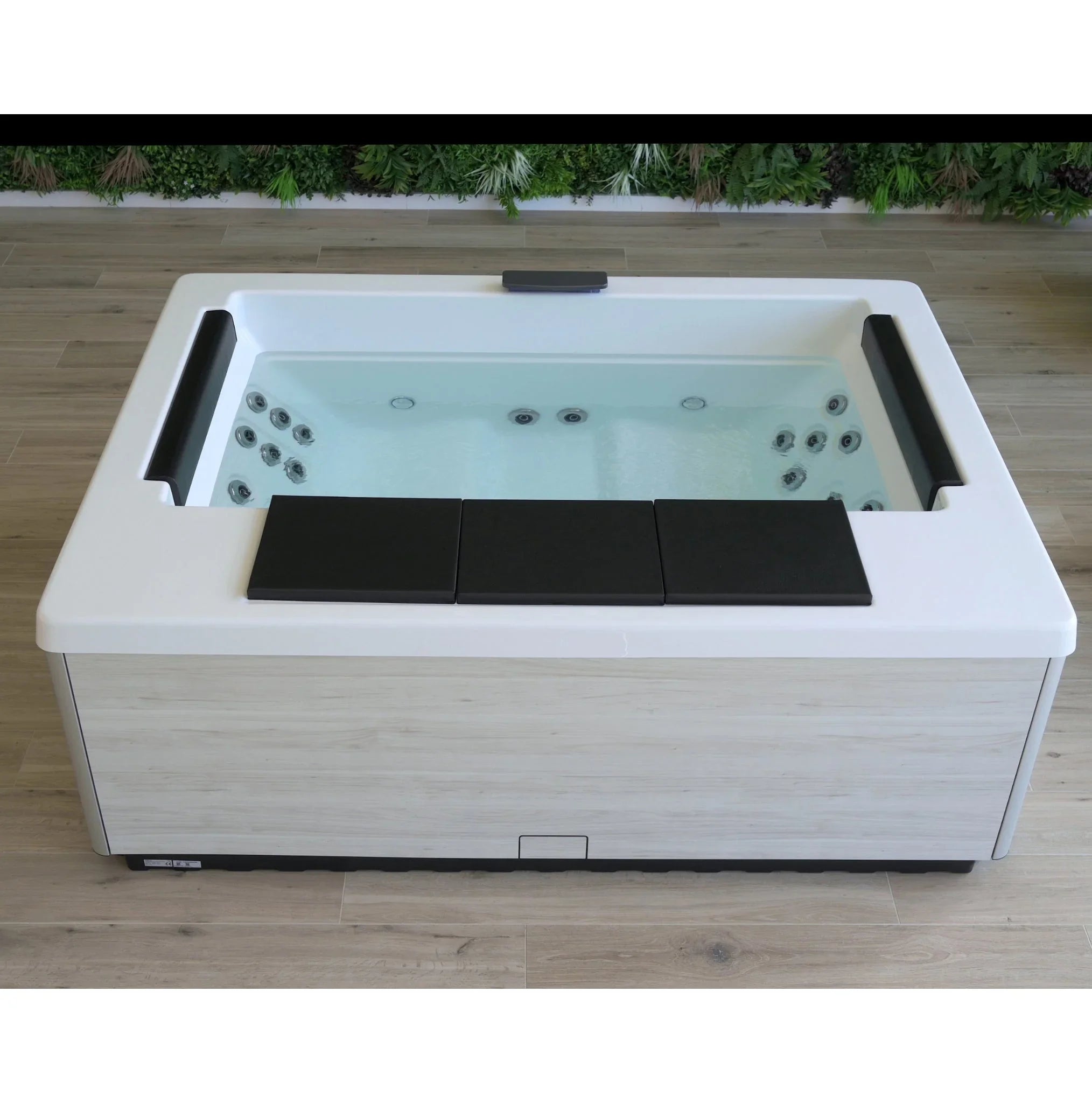 Hochwertiger Outdoor Whirlpool mit modernen Düsen, Holzoptik, Wellness für Terrasse oder Garten