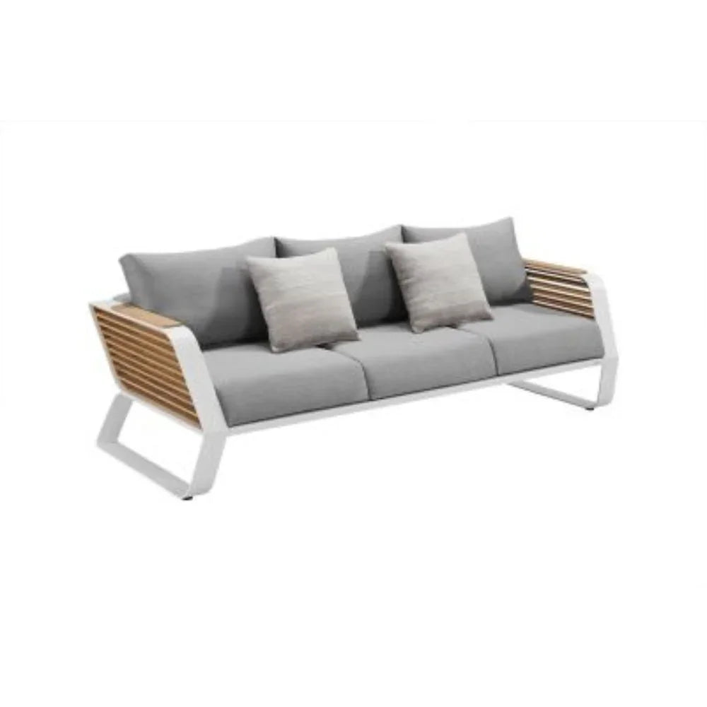 Modernes 3er Outdoor-Sofa mit Aluminiumgestell, hellgrauen Polstern und Holzarmlehnen im Gartenmöbel-Design, ideal für Terrasse und Wellnessbereich.