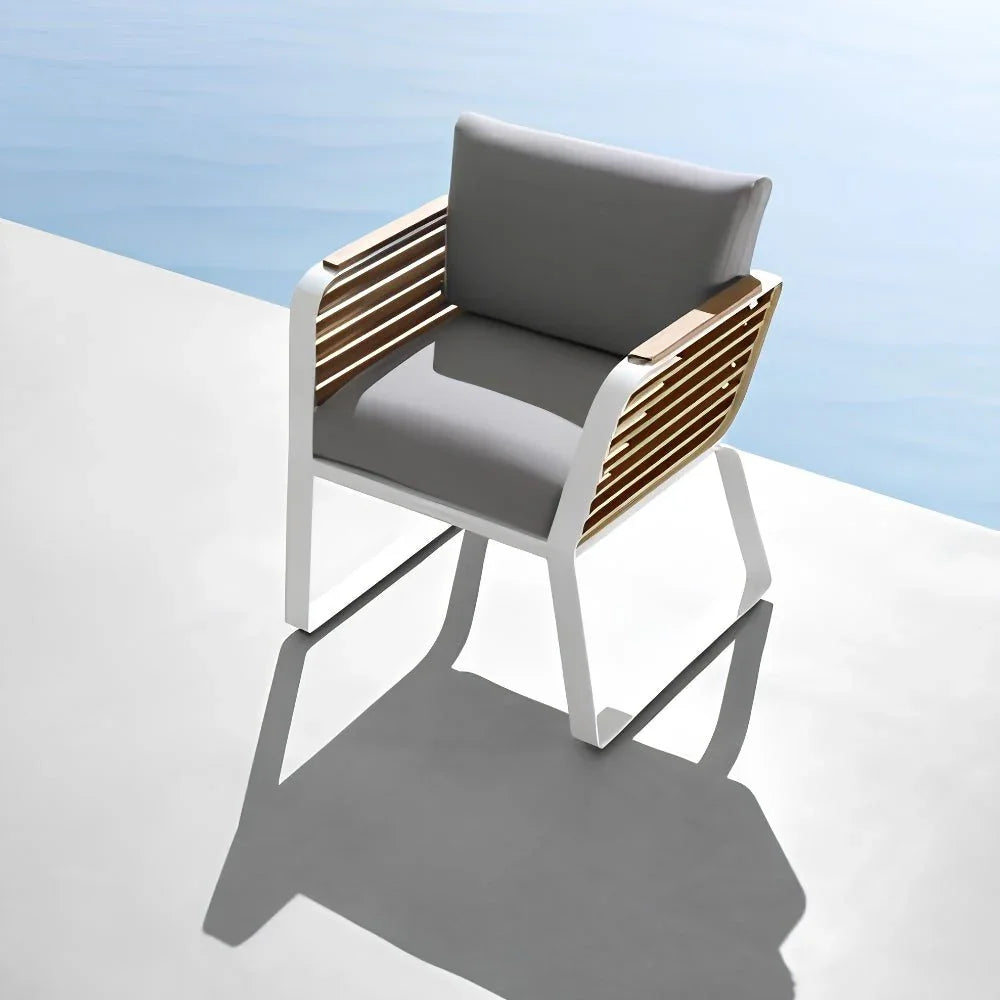 Moderner Gartenstuhl mit weißen Aluminiumbeinen, Holzarmlehnen und grauen Polstern am Pool für luxuriösen Outdoor-Lifestyle