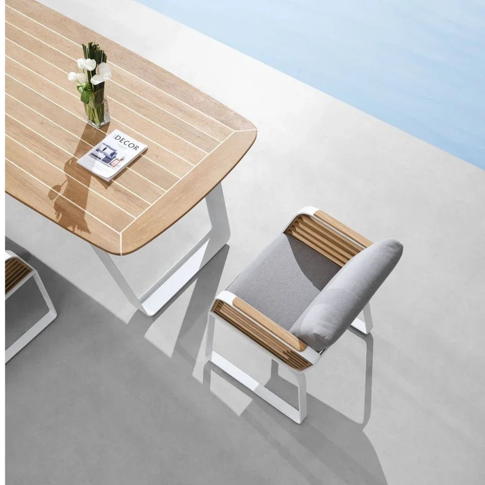 Luxuriöse Outdoor Dining Möbel von Higold, moderner Holztisch mit Stühlen auf Terrasse am Pool.