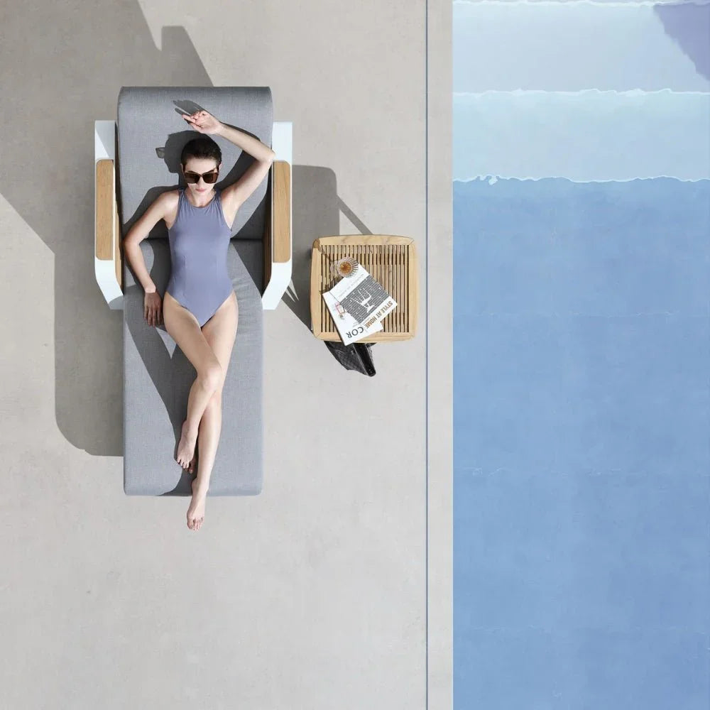 Luxus Gartenliege und Beistelltisch am Pool für exklusive Wellnessmomente auf Terrasse