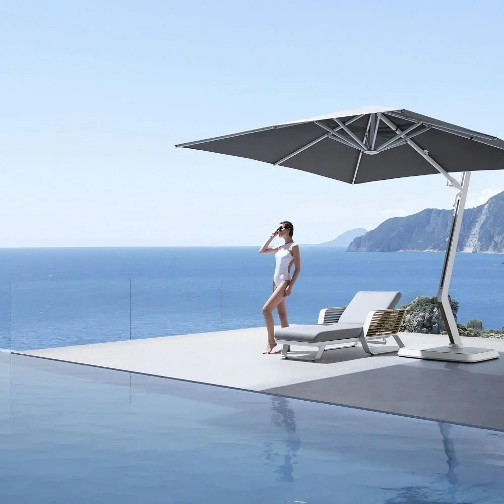 Luxuriöse Higold Gartenliege mit Sonnenschirm auf Terrasse am Pool, Meerblick, Wellness-Atmosphäre
