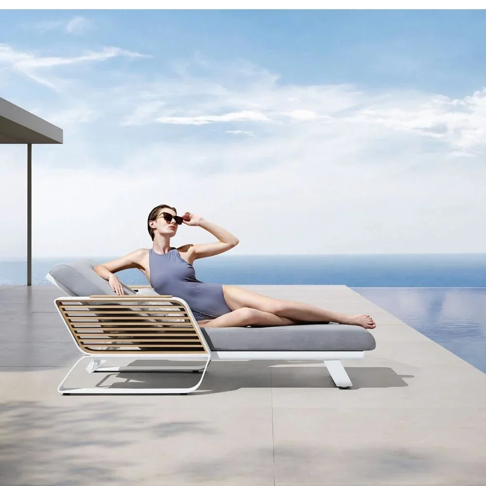 Luxuriöse Gartenliege auf moderner Terrasse mit Meerblick, stilvolles Wellness-Outdoor-Design