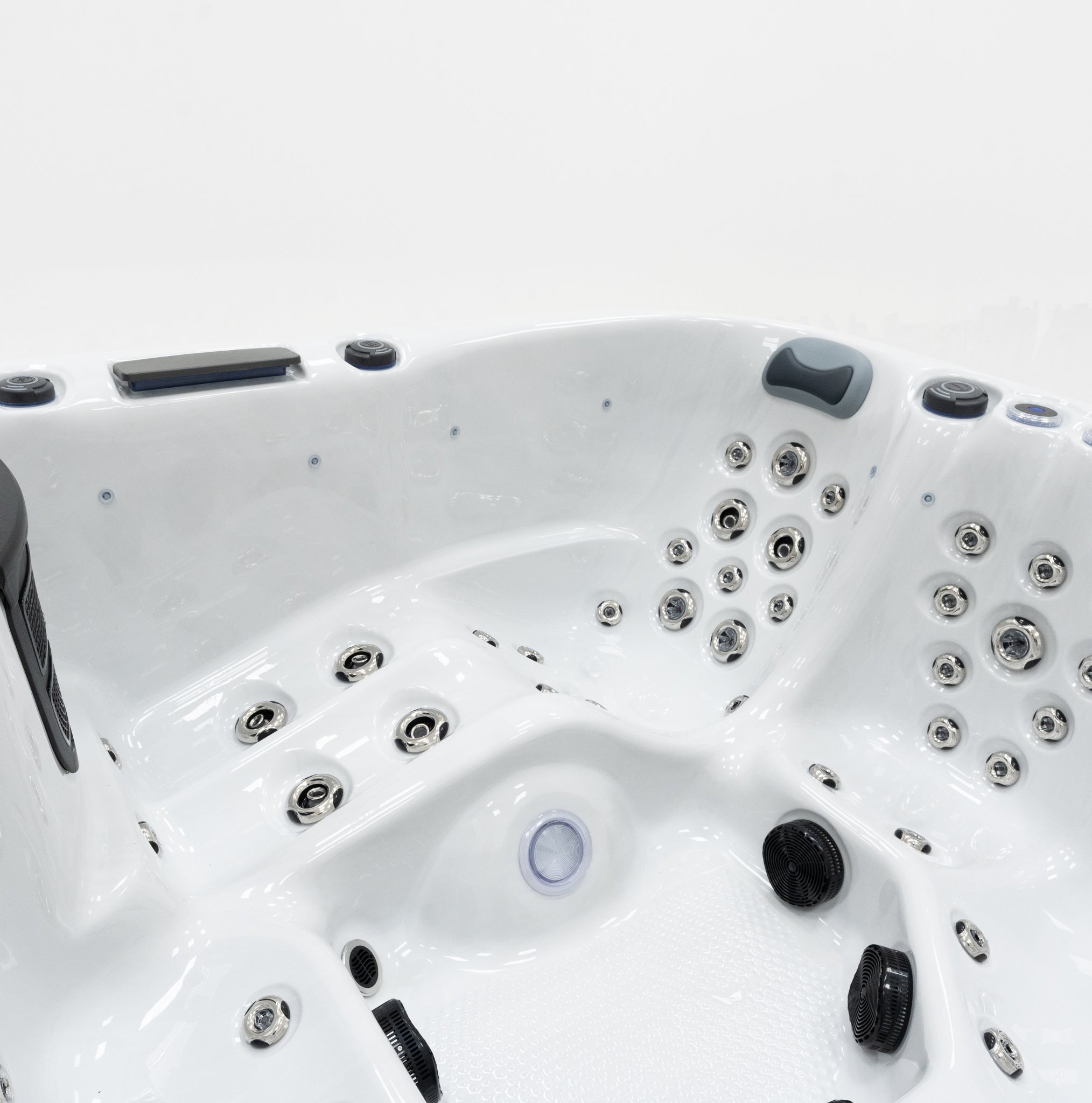 Outdoor Whirlpool PureLine Relaxe 79 mit ergonomischen Sitzen, zahlreichen Massagedüsen und moderner LED-Beleuchtung.