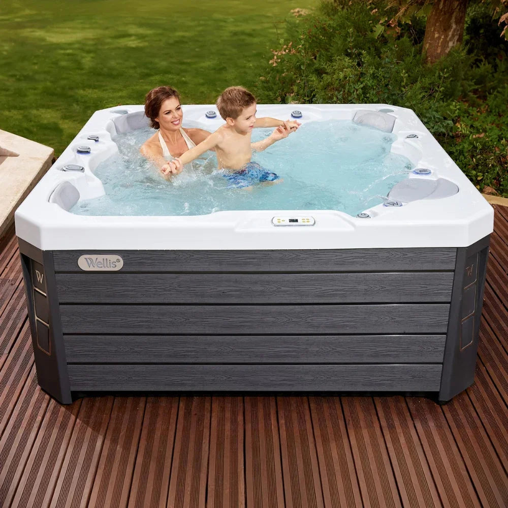 Luxuriöser Wellis Whirlpool auf Terrasse, Mutter und Kind genießen Wellness im Garten