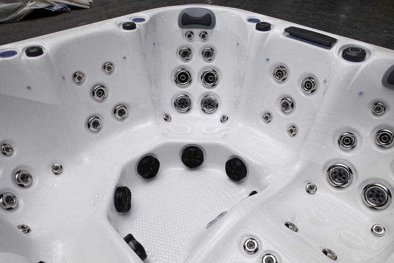 Outdoor Whirlpool PureLine Relaxe 59