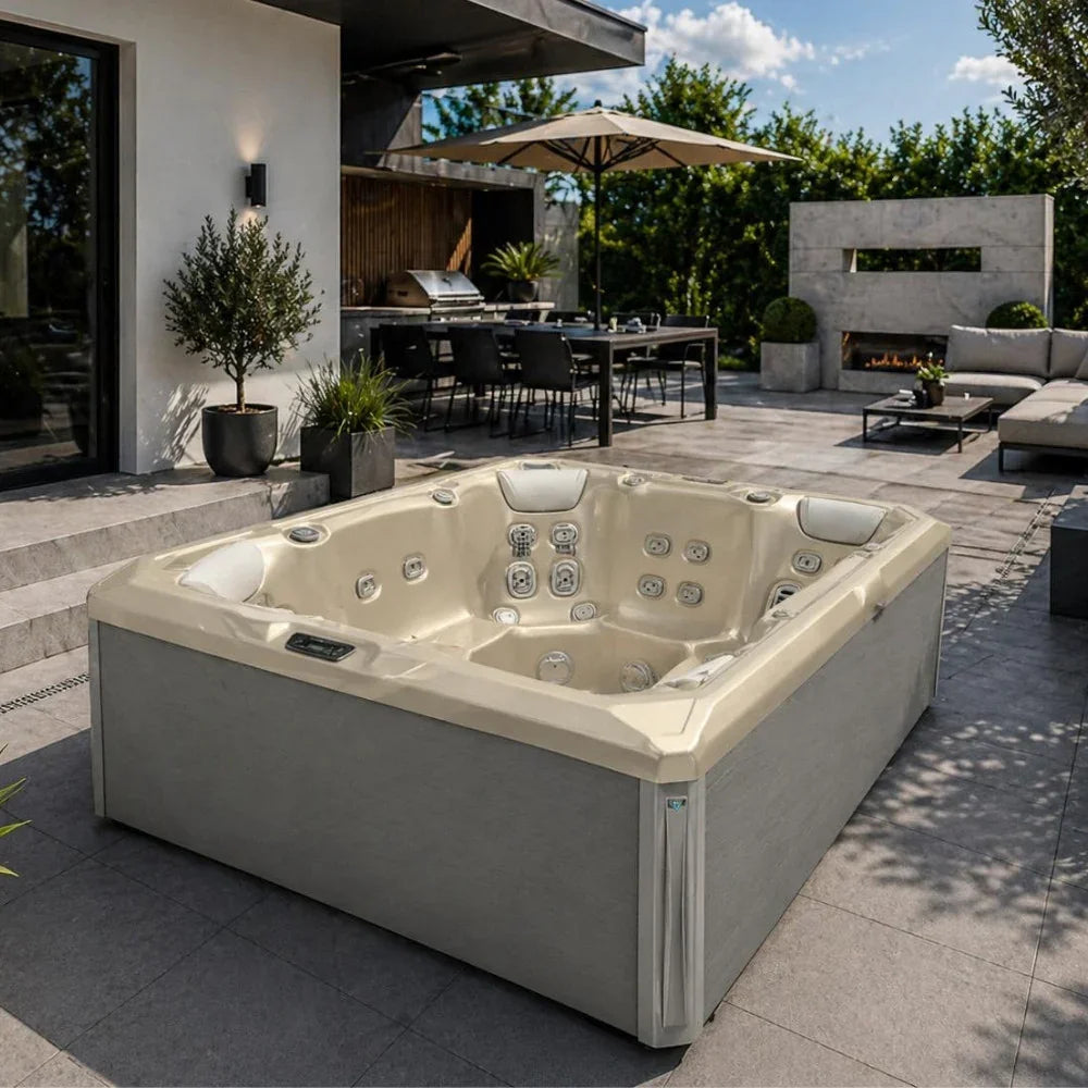 Luxuriöser Wellis Whirlpool Atlas auf moderner Gartenterrasse, umgeben von stilvollen Outdoor-Möbeln