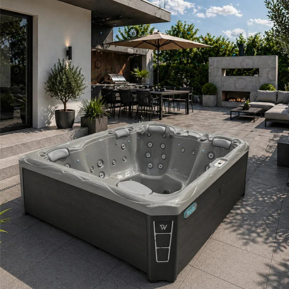 Luxuriöser Wellis Whirlpool auf moderner Gartenterrasse für Outdoor Wellness und Entspannung