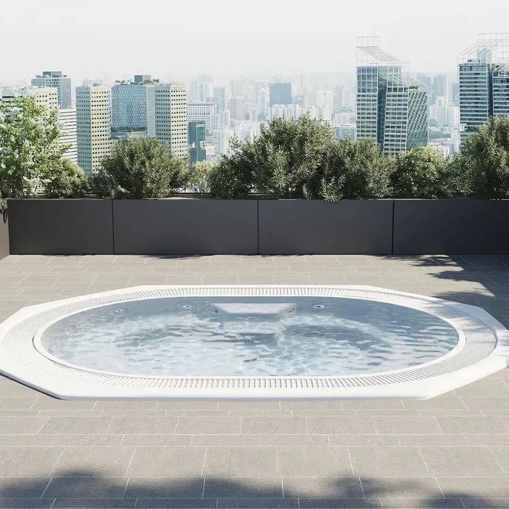 Luxuriöser Outdoor Whirlpool auf Terrasse mit Stadtblick, ideal für Wellness und Entspannung
