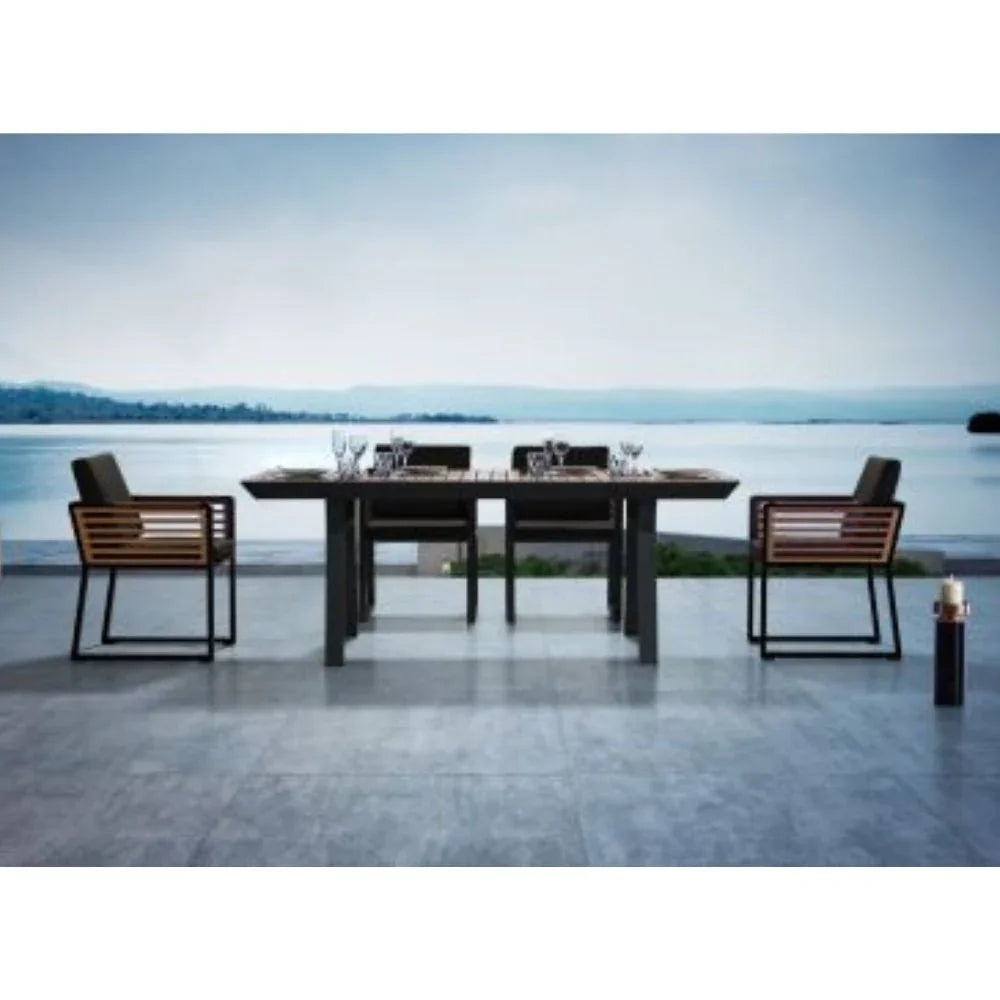 Moderne Gartenmöbel-Essgruppe mit sechs Stühlen und Tisch auf Terrasse mit Seeblick, luxuriöse Outdoor-Atmosphäre, Design für Garten oder Wellnessbereich