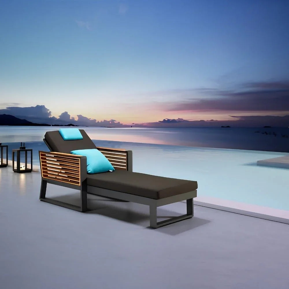 Luxuriöse Gartenliege von Higold am Infinity-Pool, stilvolles Design für Wellness auf der Terrasse