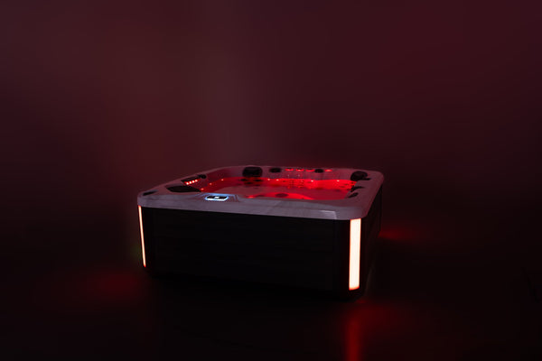 Outdoor Whirlpool PureLine Relaxe 57 mit 57 Massagedüsen, LED-Beleuchtung und Wasserfall für entspannte Wellness im Garten.