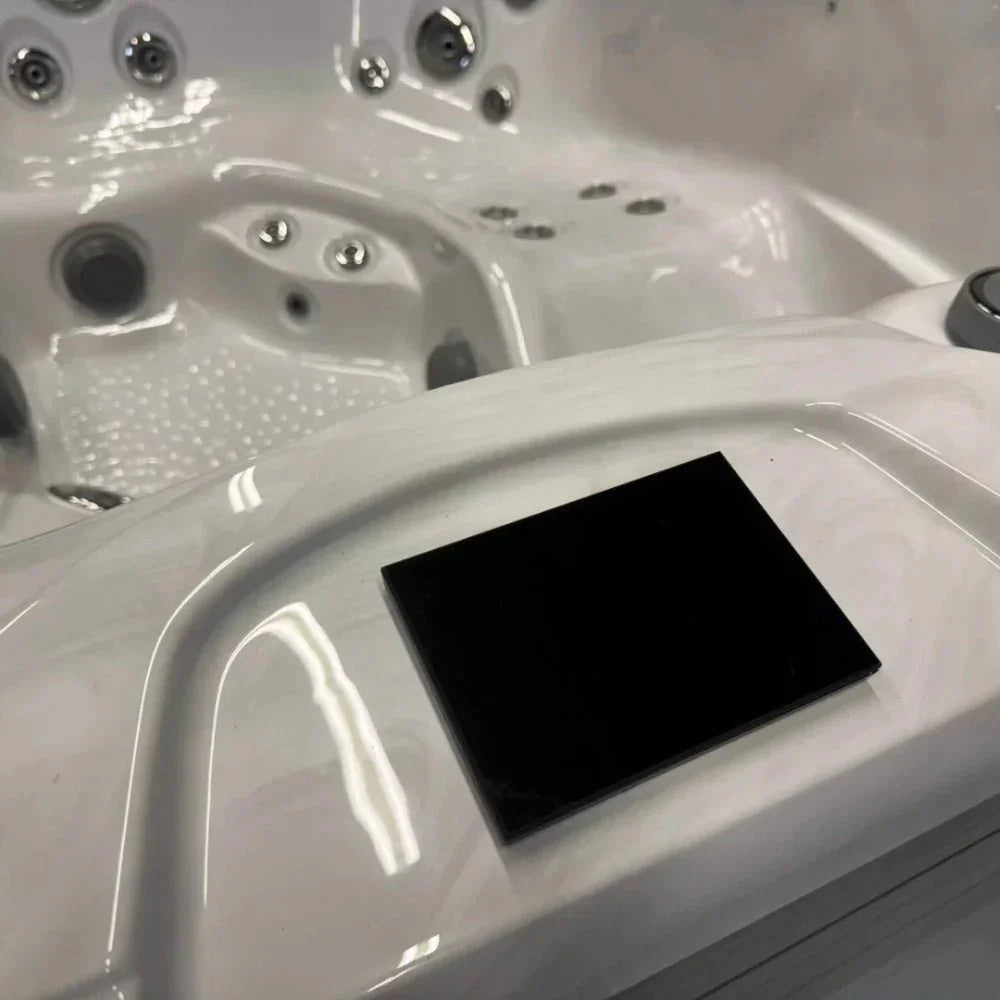 Detail moderner Outdoor Whirlpool mit Bedienelement und Massage-Düsen für Garten und Wellness