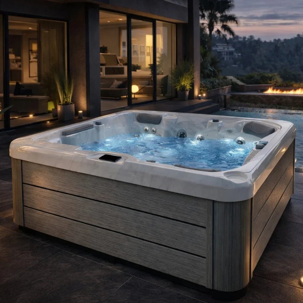 Luxuriöser Outdoor Whirlpool im modernen Garten auf Terrasse, beleuchtet, Wellness-Design